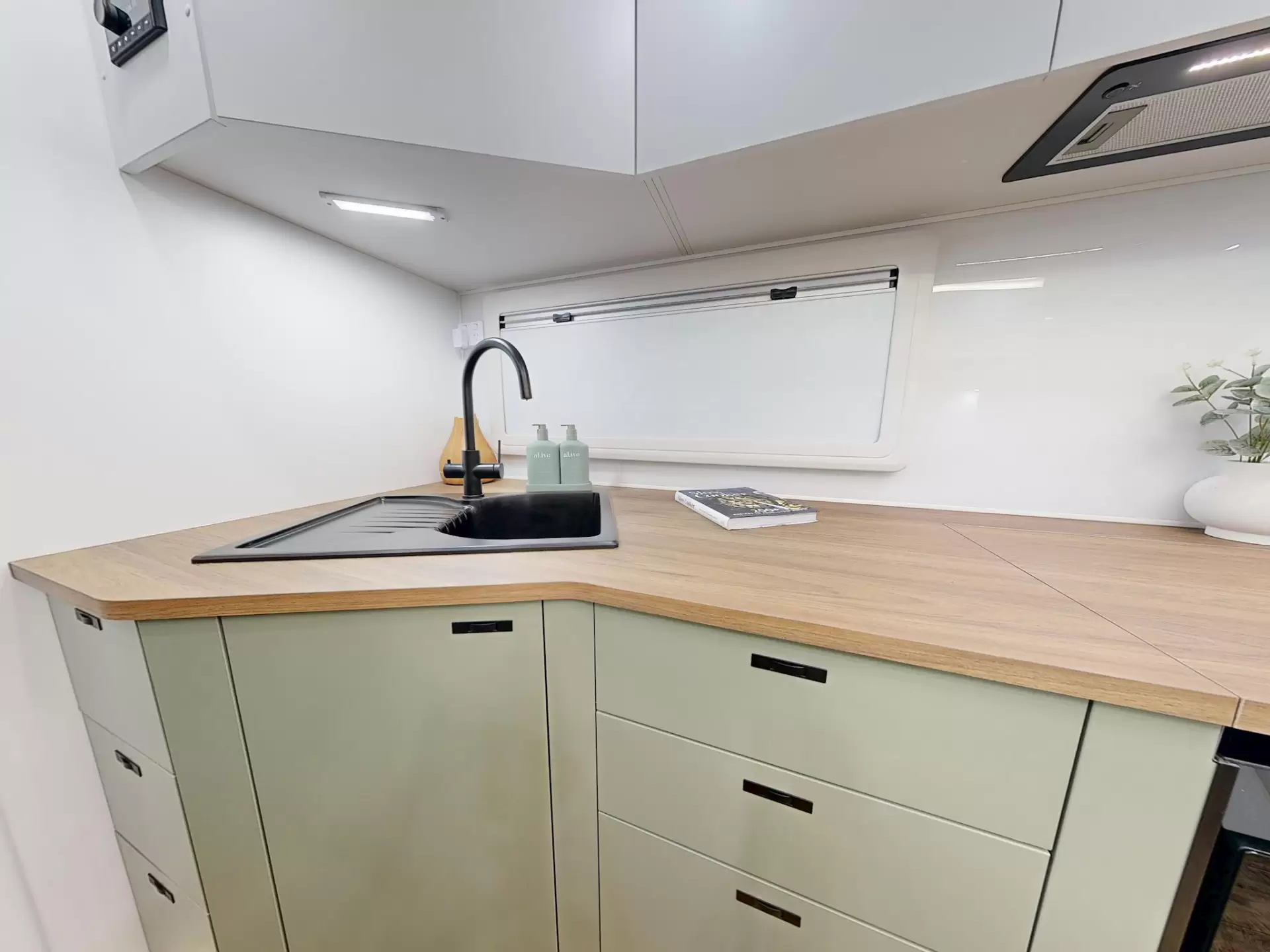 NEW 2025 VACATIONER CARAVANS ROUGH RIDER