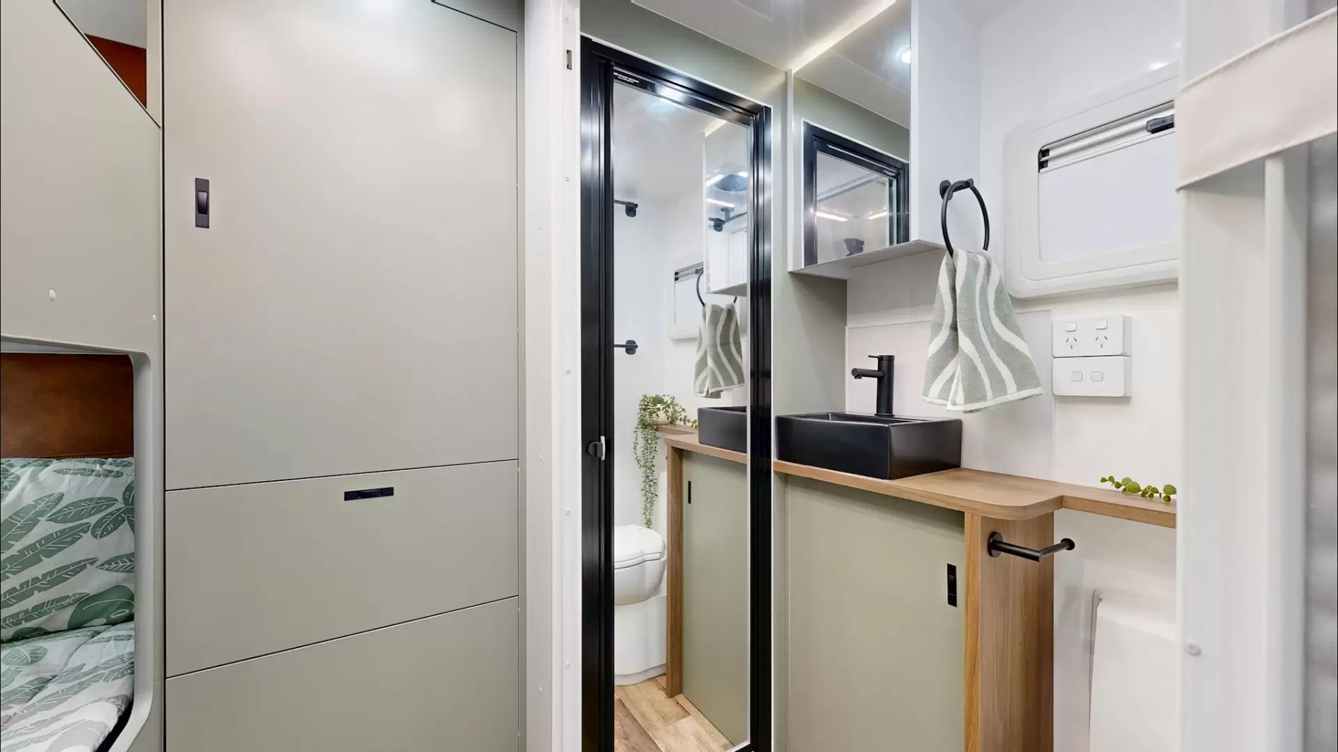 NEW 2025 VACATIONER CARAVANS ROUGH RIDER