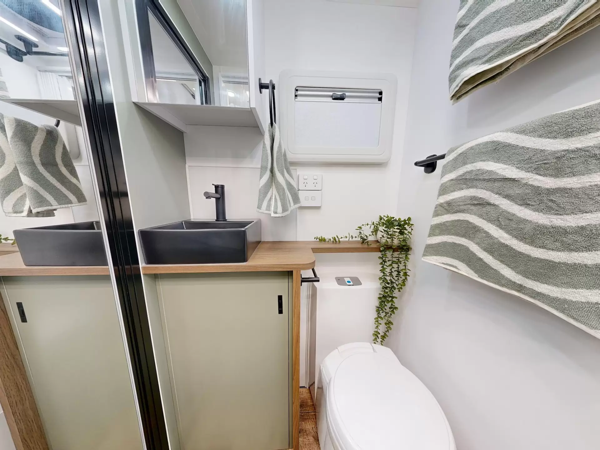 NEW 2025 VACATIONER CARAVANS ROUGH RIDER