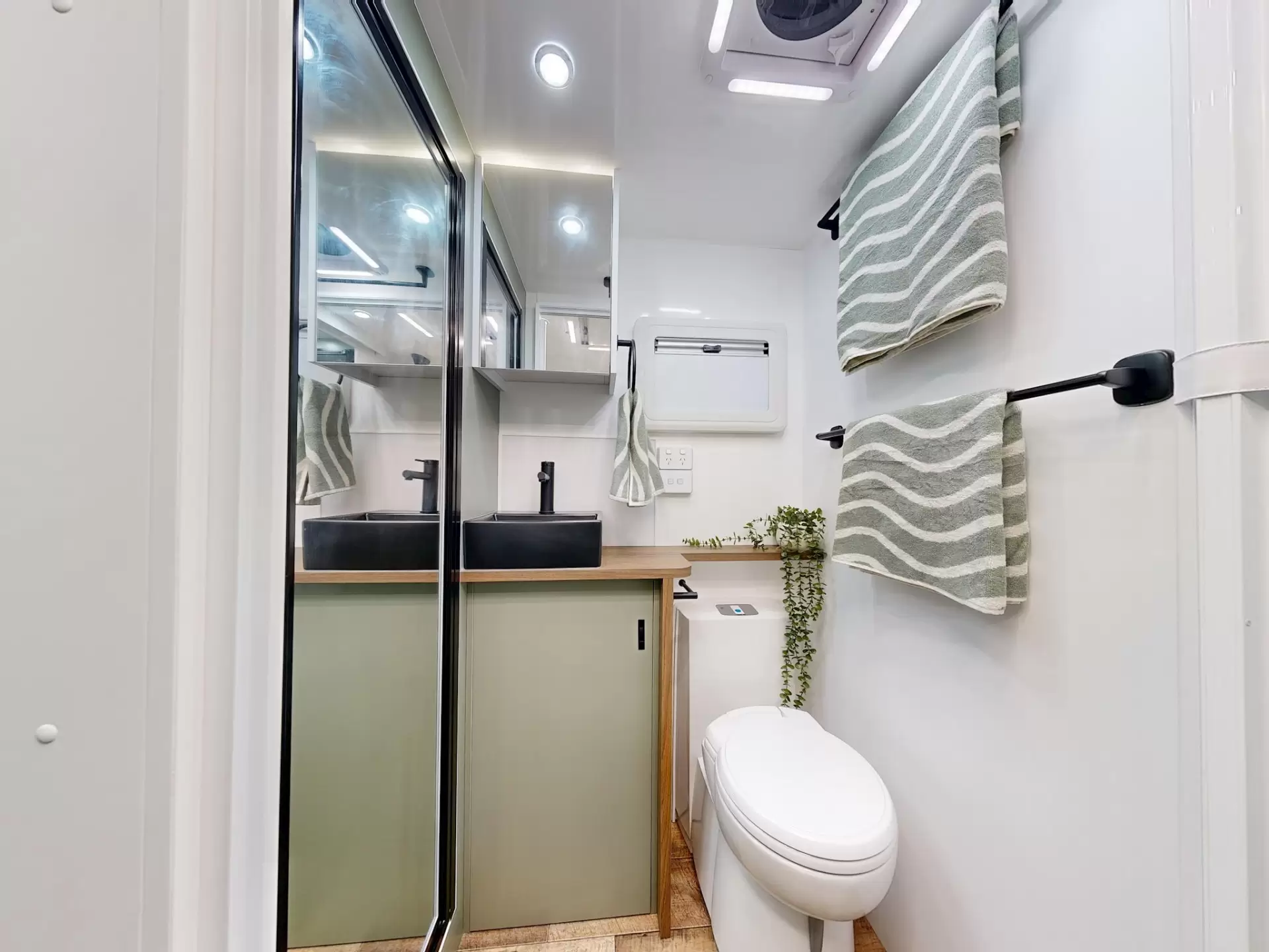 NEW 2025 VACATIONER CARAVANS ROUGH RIDER