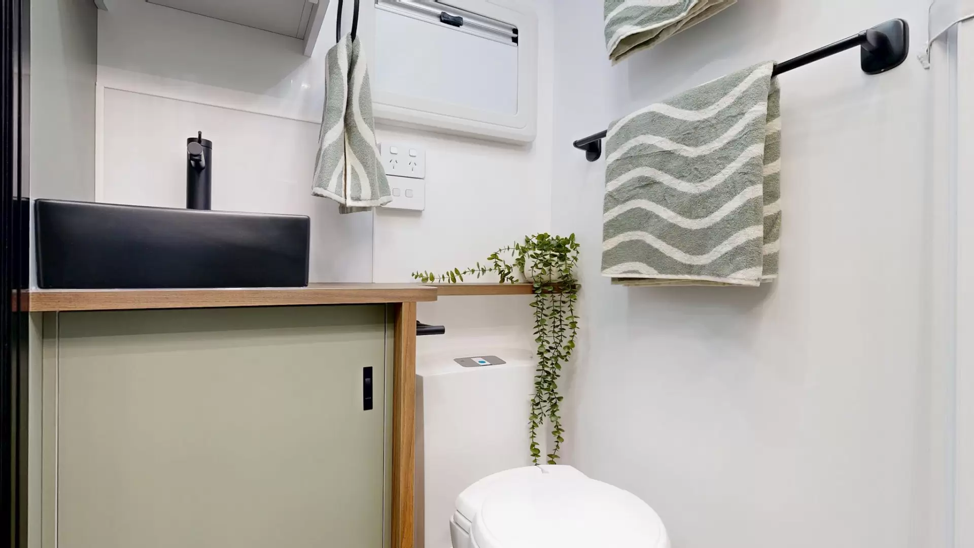 NEW 2025 VACATIONER CARAVANS ROUGH RIDER