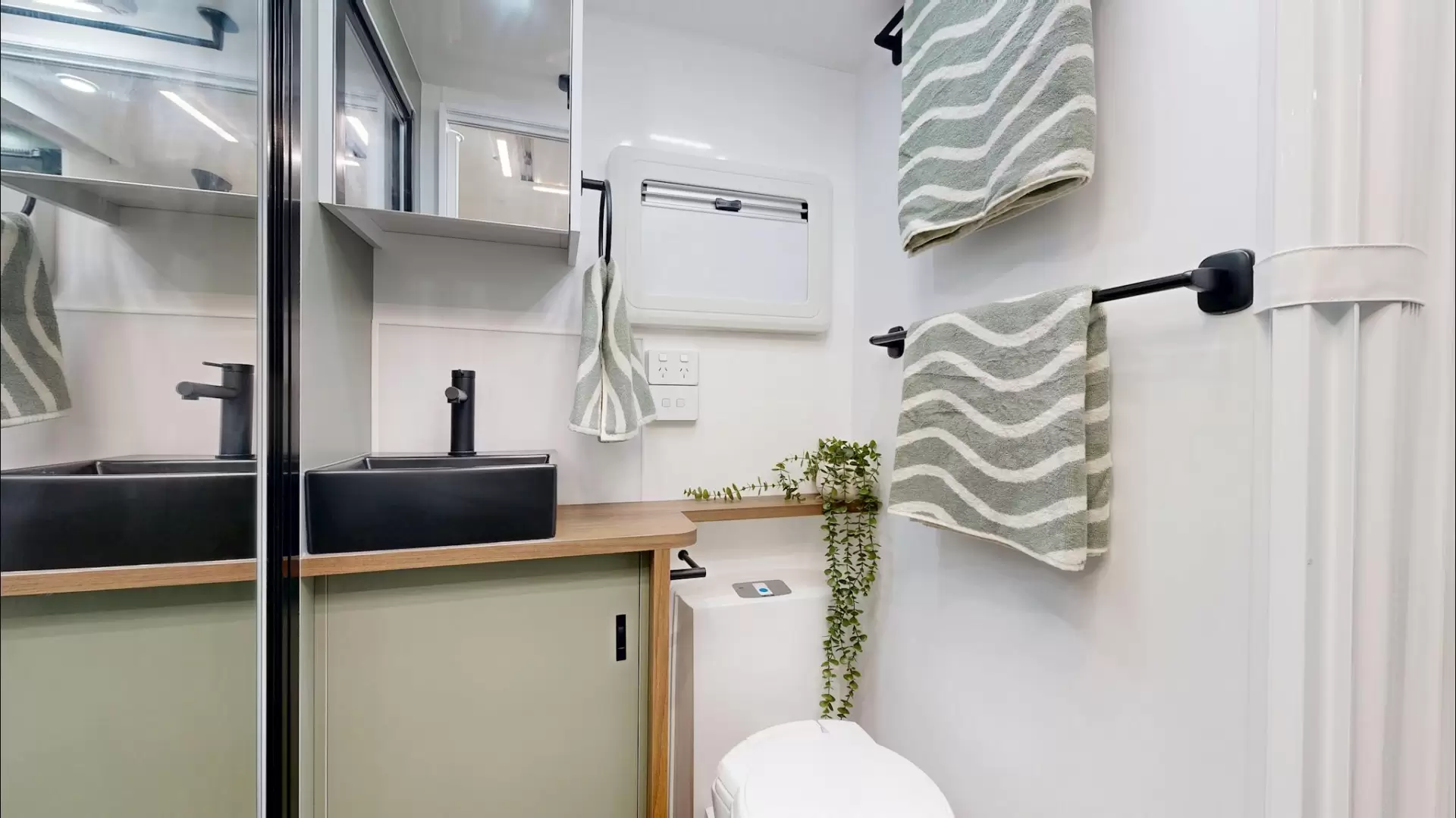 NEW 2025 VACATIONER CARAVANS ROUGH RIDER