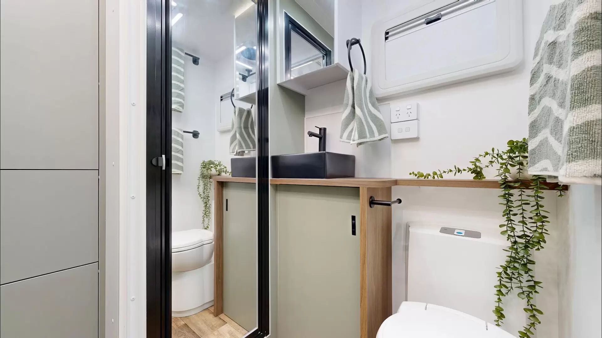 NEW 2025 VACATIONER CARAVANS ROUGH RIDER