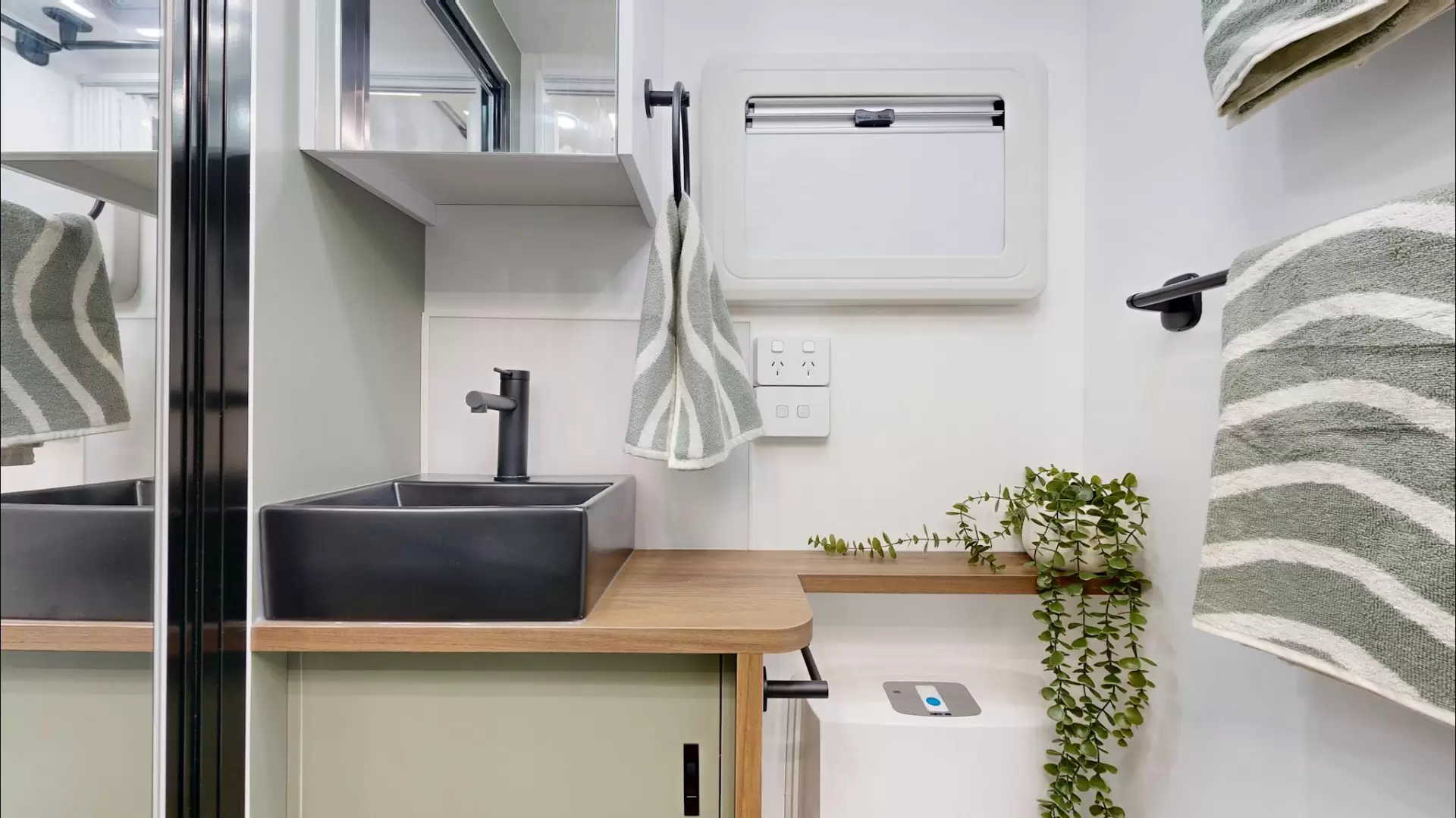 NEW 2025 VACATIONER CARAVANS ROUGH RIDER