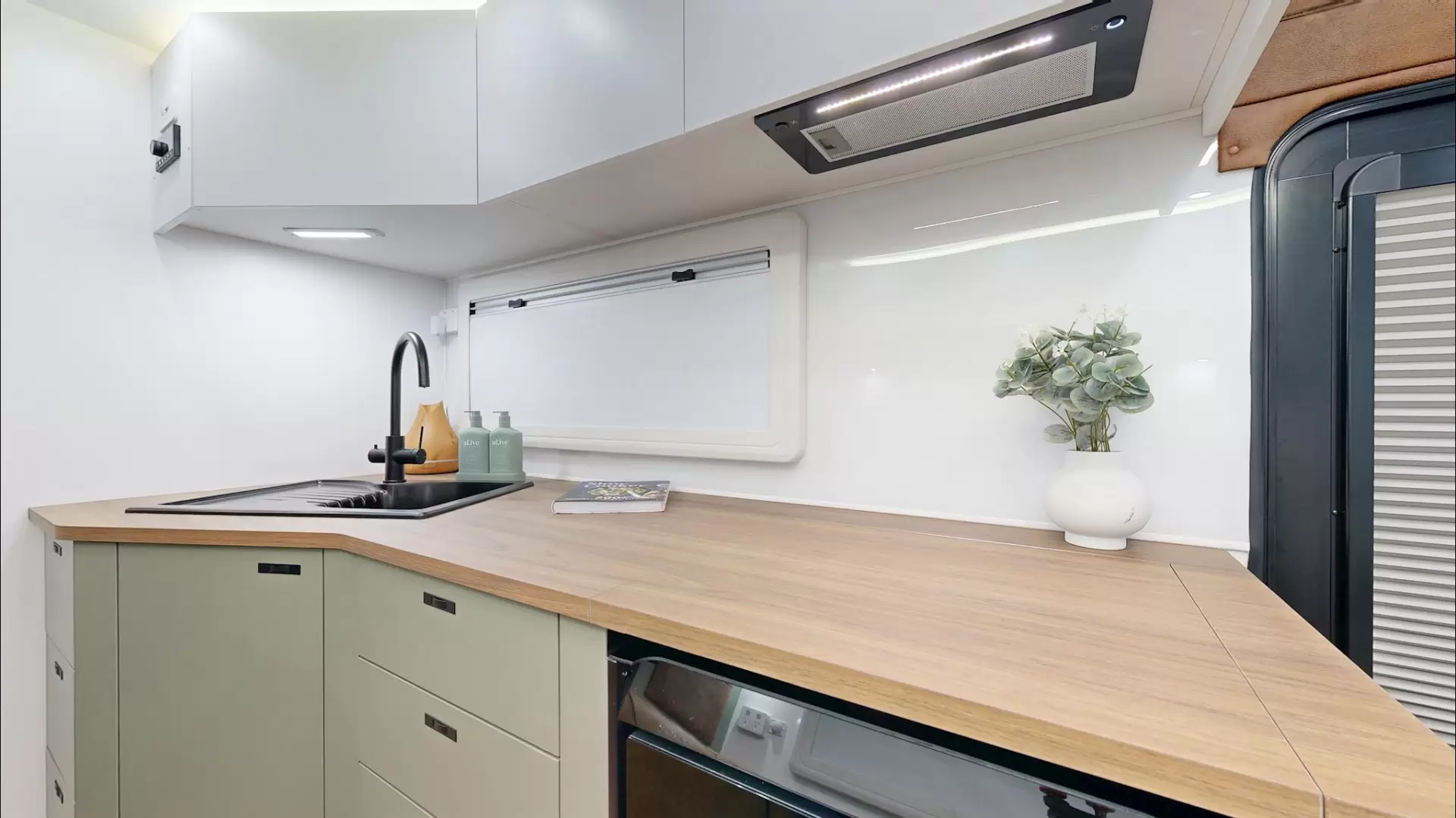 NEW 2025 VACATIONER CARAVANS ROUGH RIDER