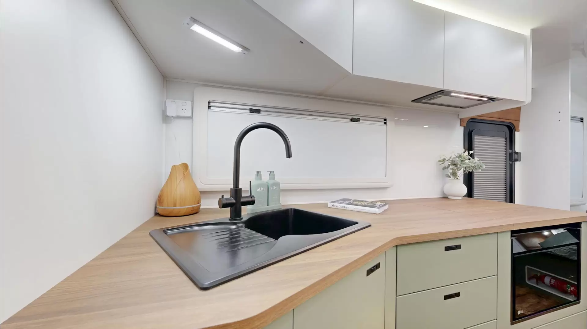 NEW 2025 VACATIONER CARAVANS ROUGH RIDER