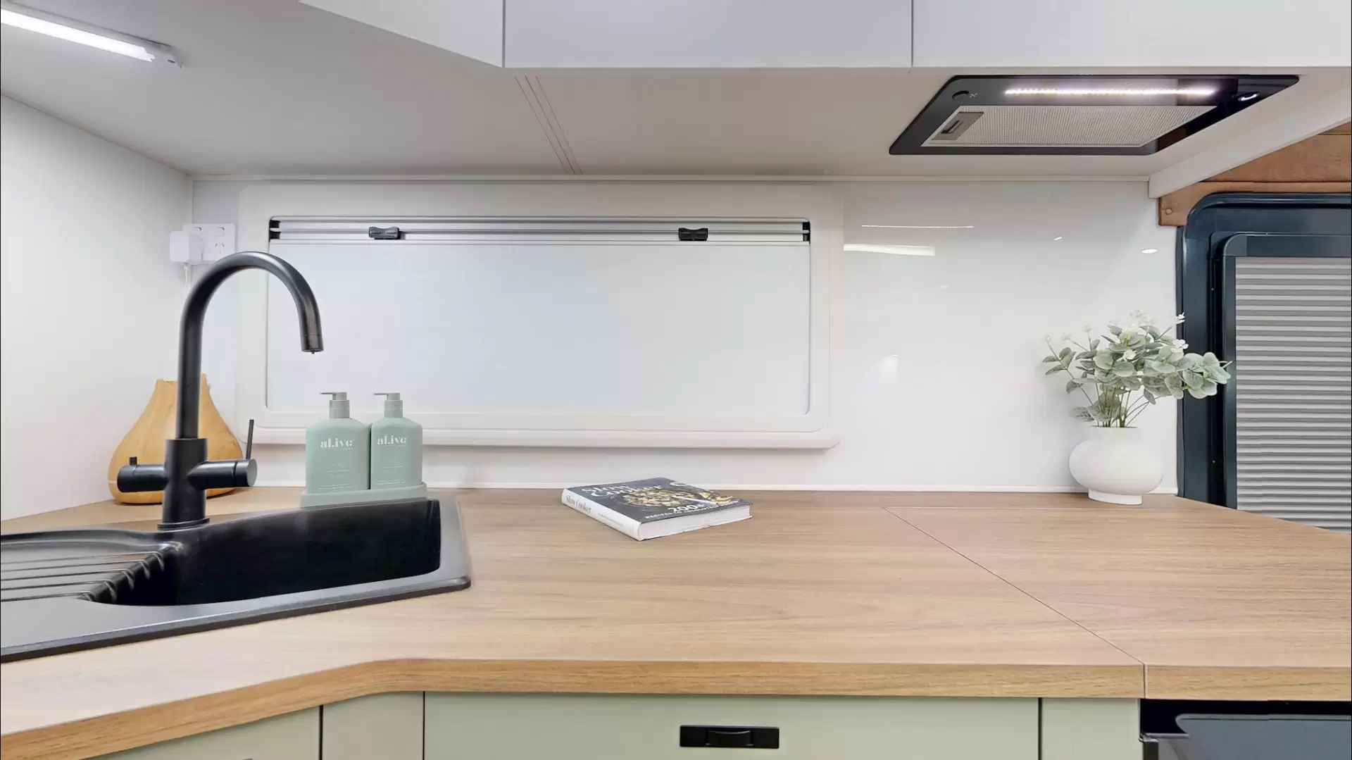 NEW 2025 VACATIONER CARAVANS ROUGH RIDER