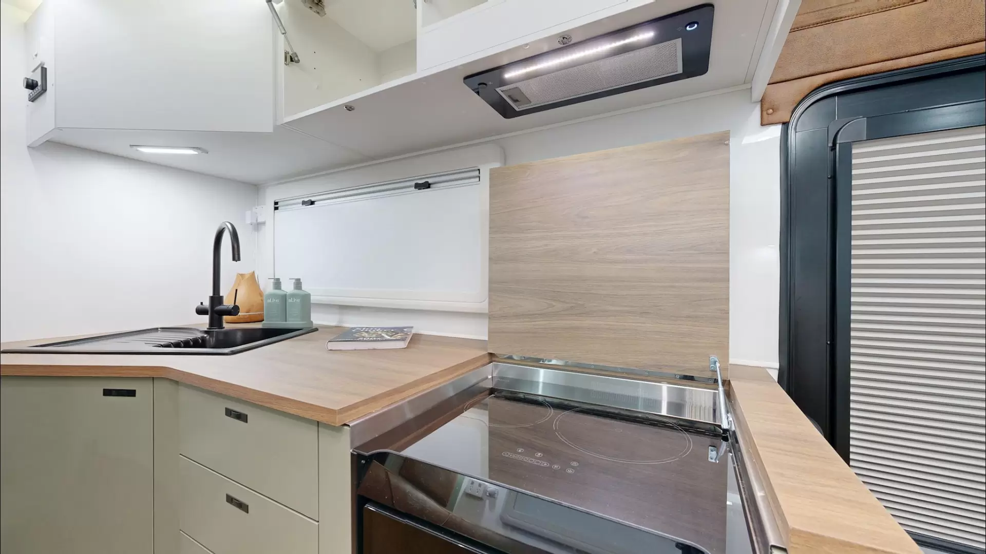 NEW 2025 VACATIONER CARAVANS ROUGH RIDER