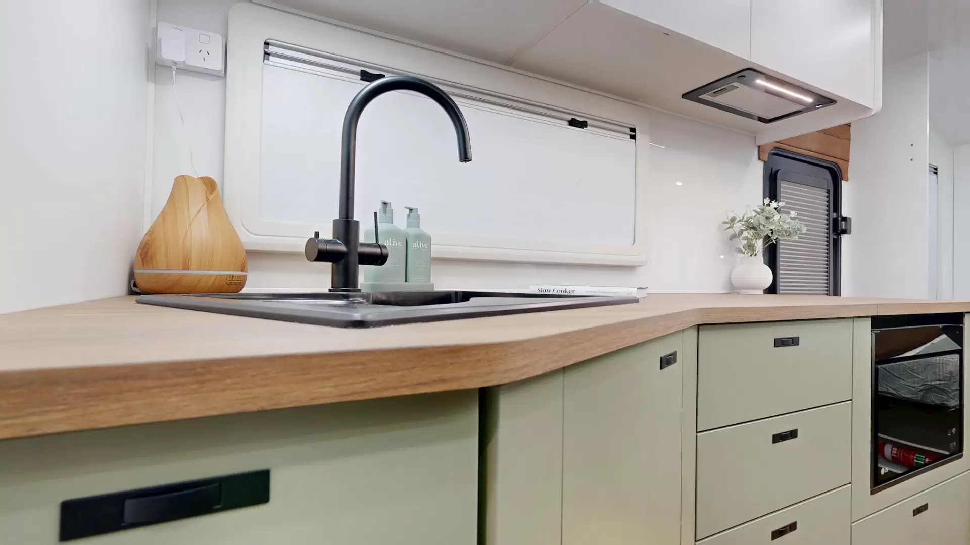 NEW 2025 VACATIONER CARAVANS ROUGH RIDER