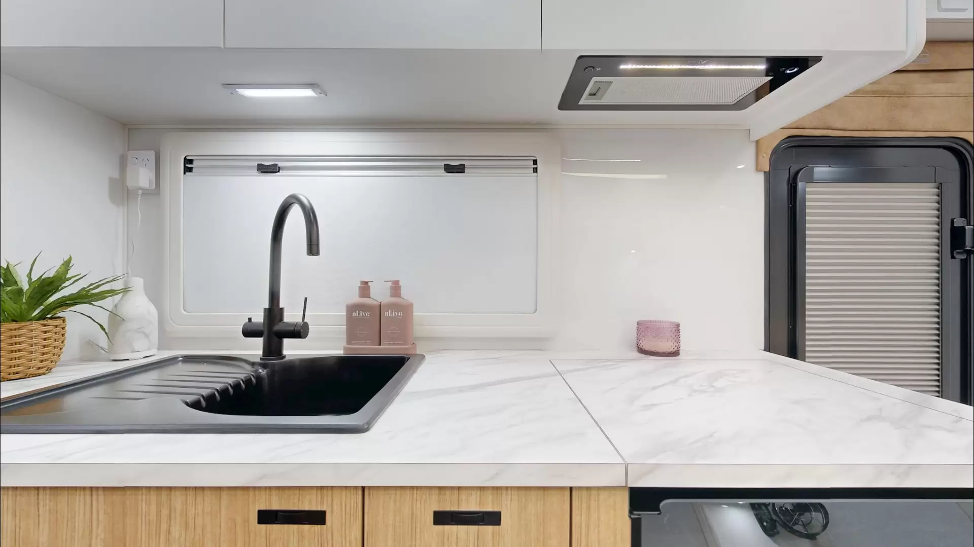 NEW 2026 VACATIONER CARAVANS ROUGH RIDER