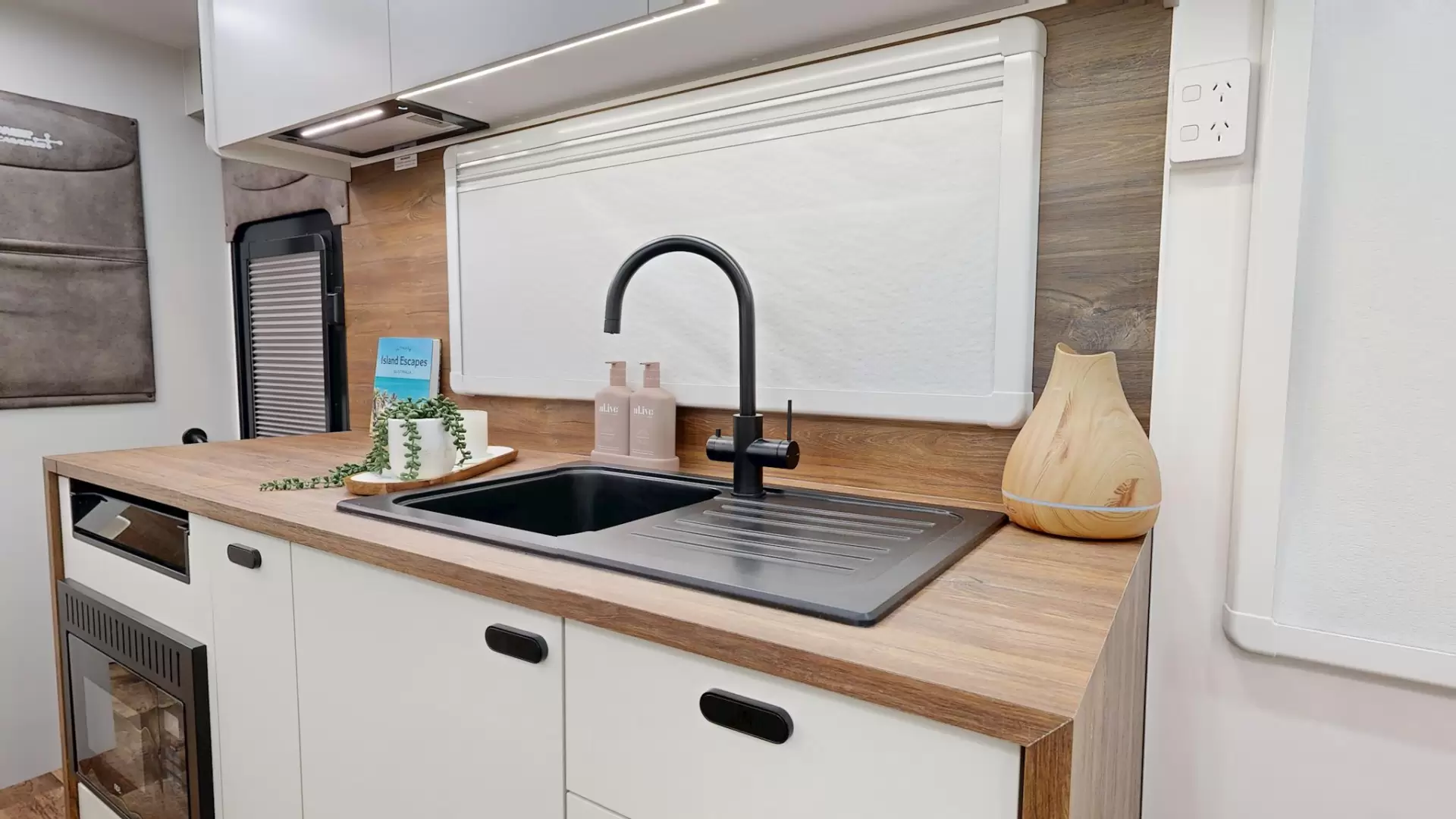 NEW 2026 VACATIONER CARAVANS ROUGH RIDER