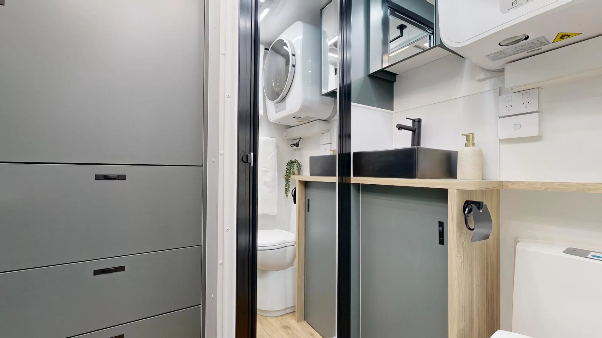 USED 2025 VACATIONER CARAVANS ROUGH RIDER caravan