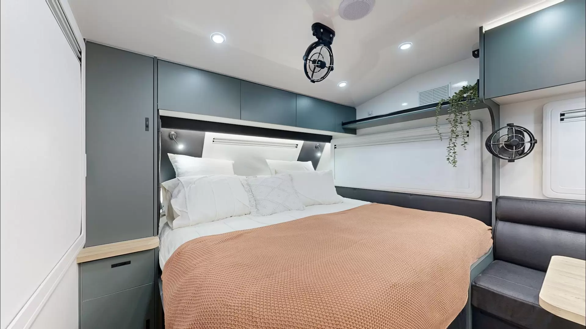 USED 2025 VACATIONER CARAVANS ROUGH RIDER