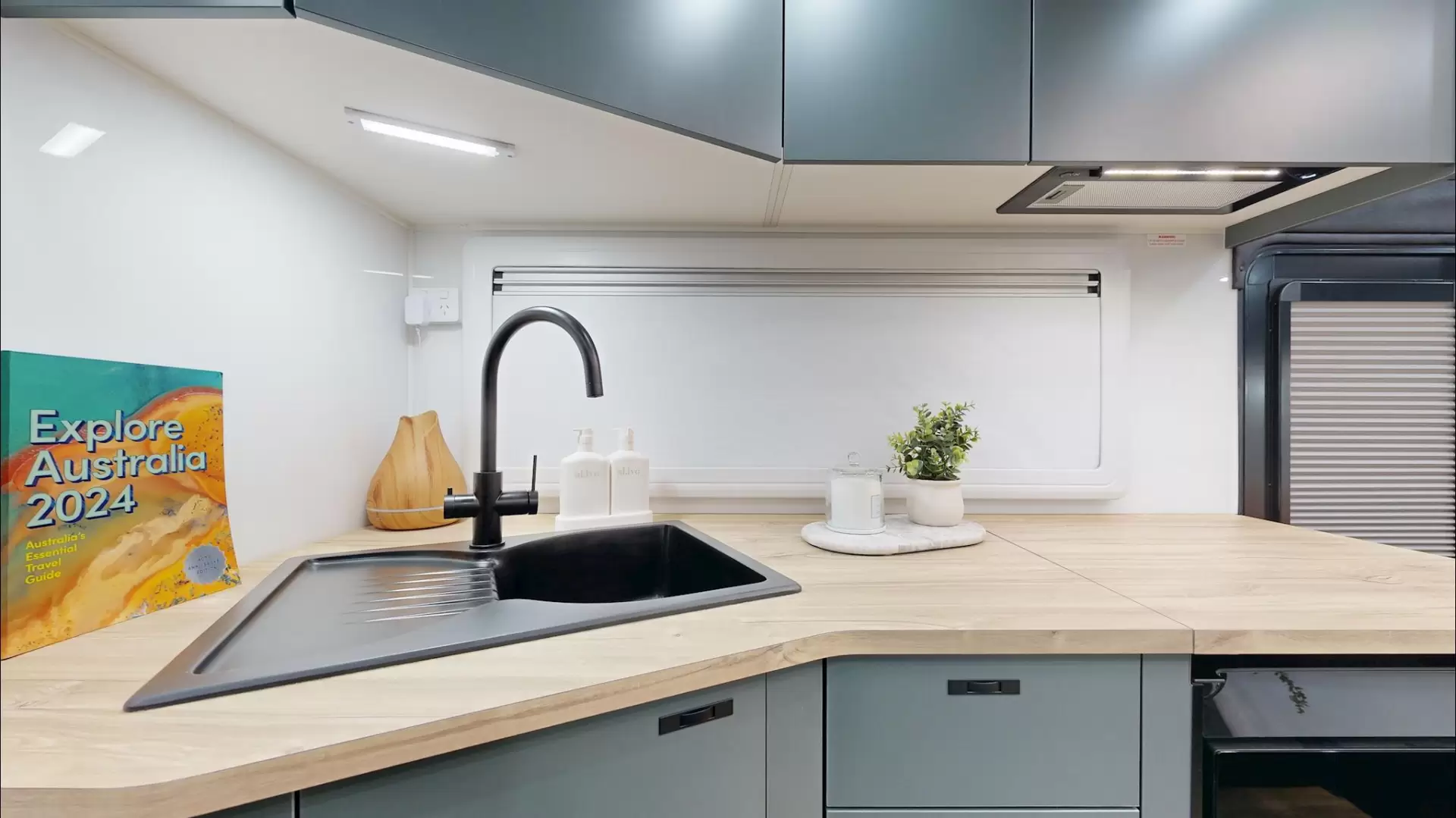 USED 2025 VACATIONER CARAVANS ROUGH RIDER