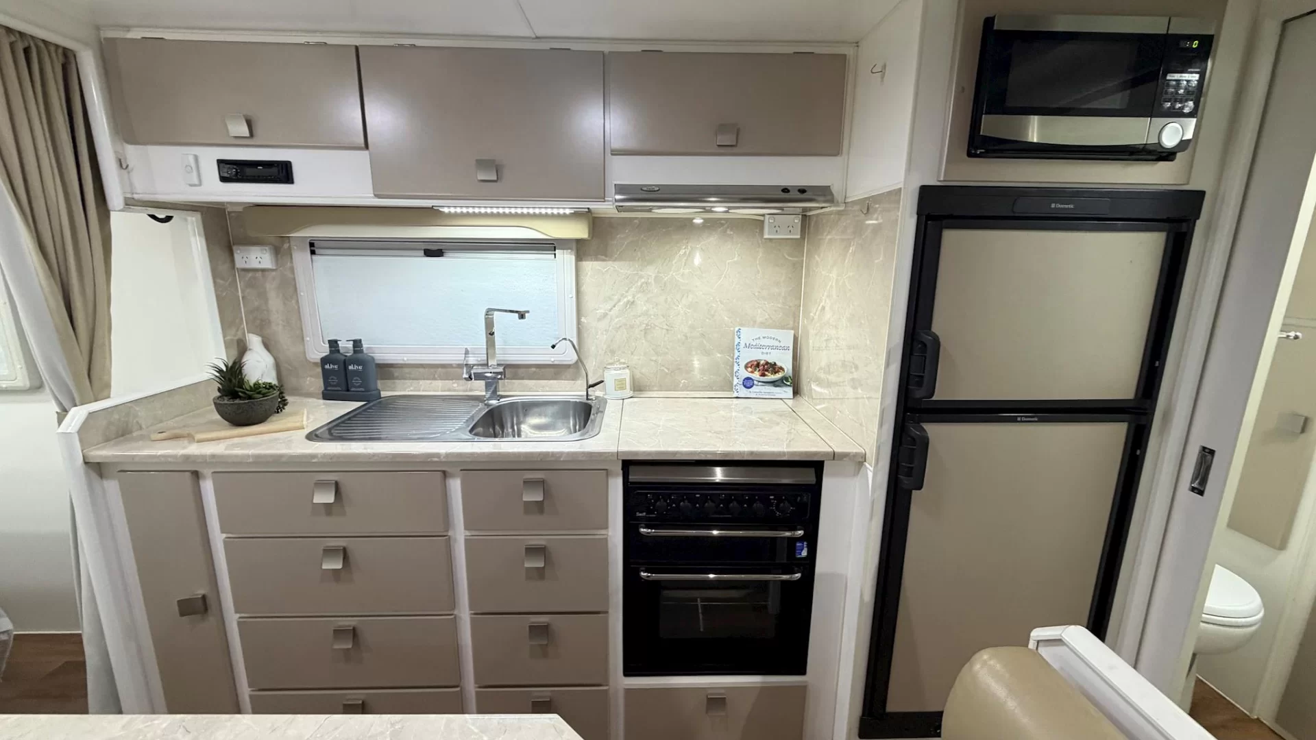 USED 2014 RETREAT MABEL caravan