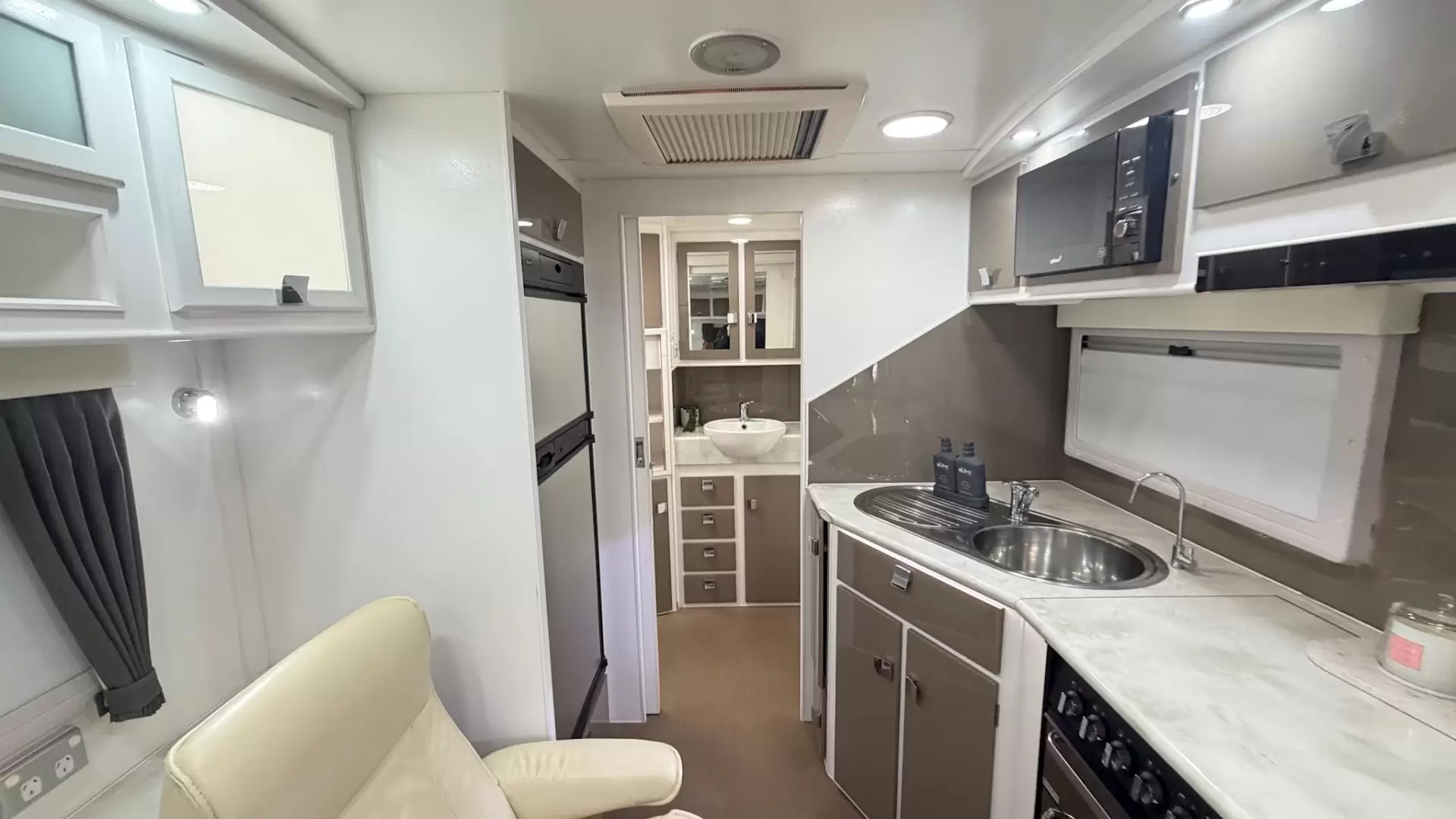 USED 2015 PARAMOUNT VOGUE