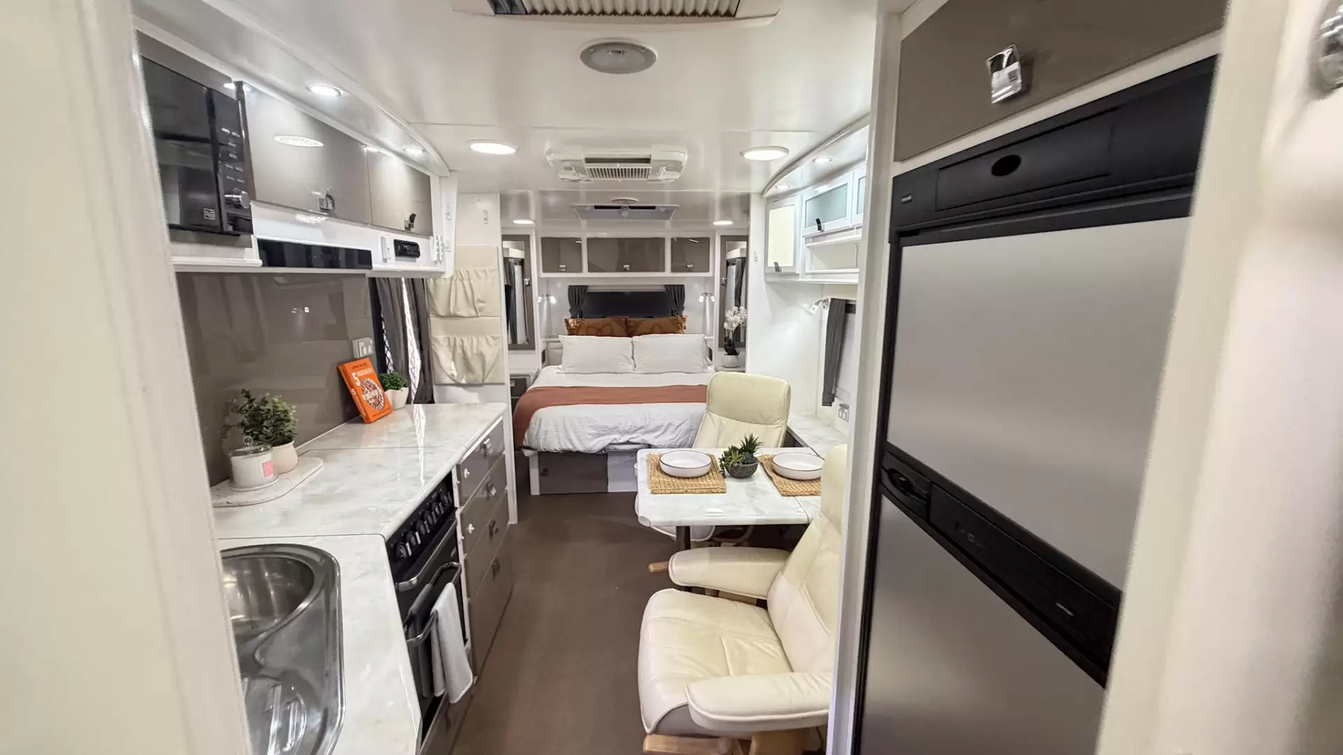 USED 2015 PARAMOUNT VOGUE