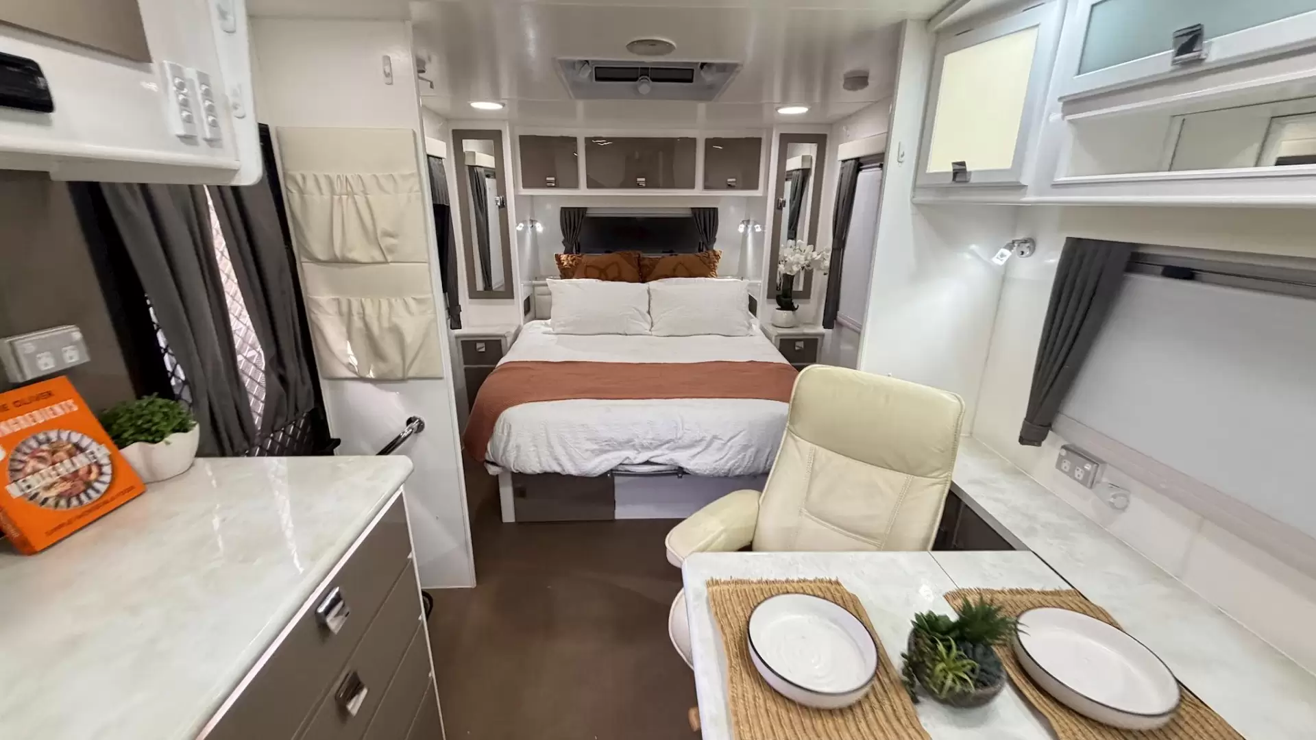 USED 2015 PARAMOUNT VOGUE