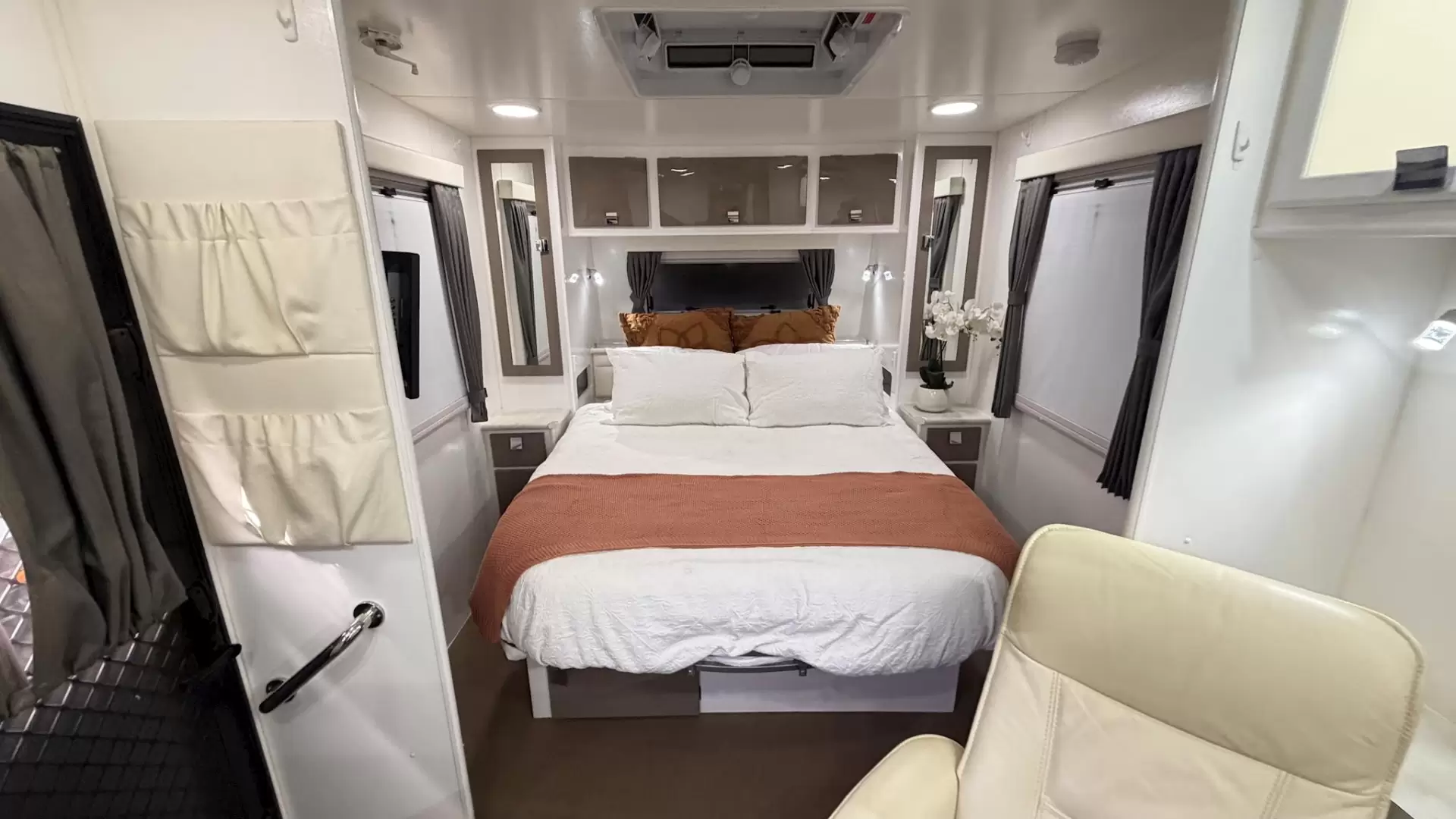 USED 2015 PARAMOUNT VOGUE