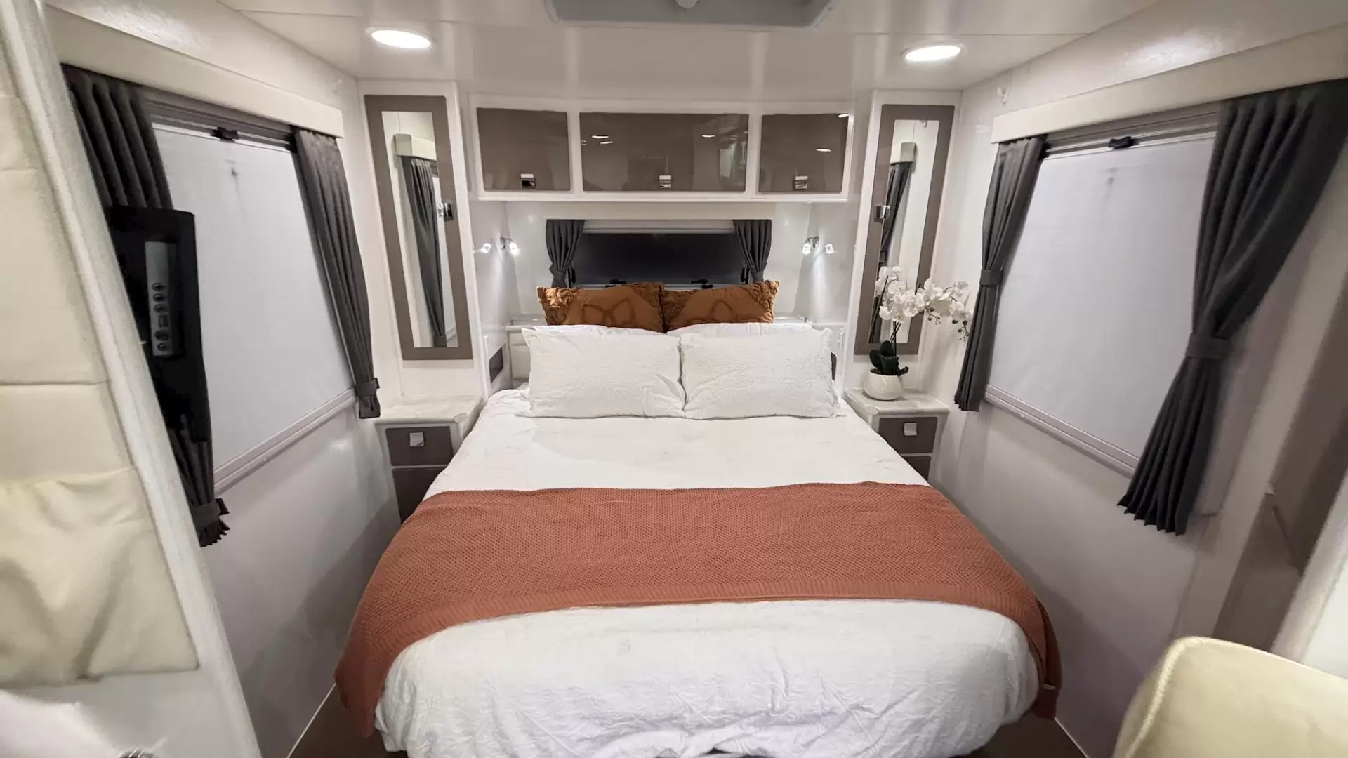 USED 2015 PARAMOUNT VOGUE