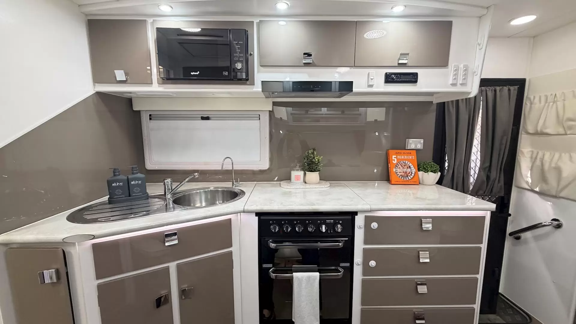 USED 2015 PARAMOUNT VOGUE