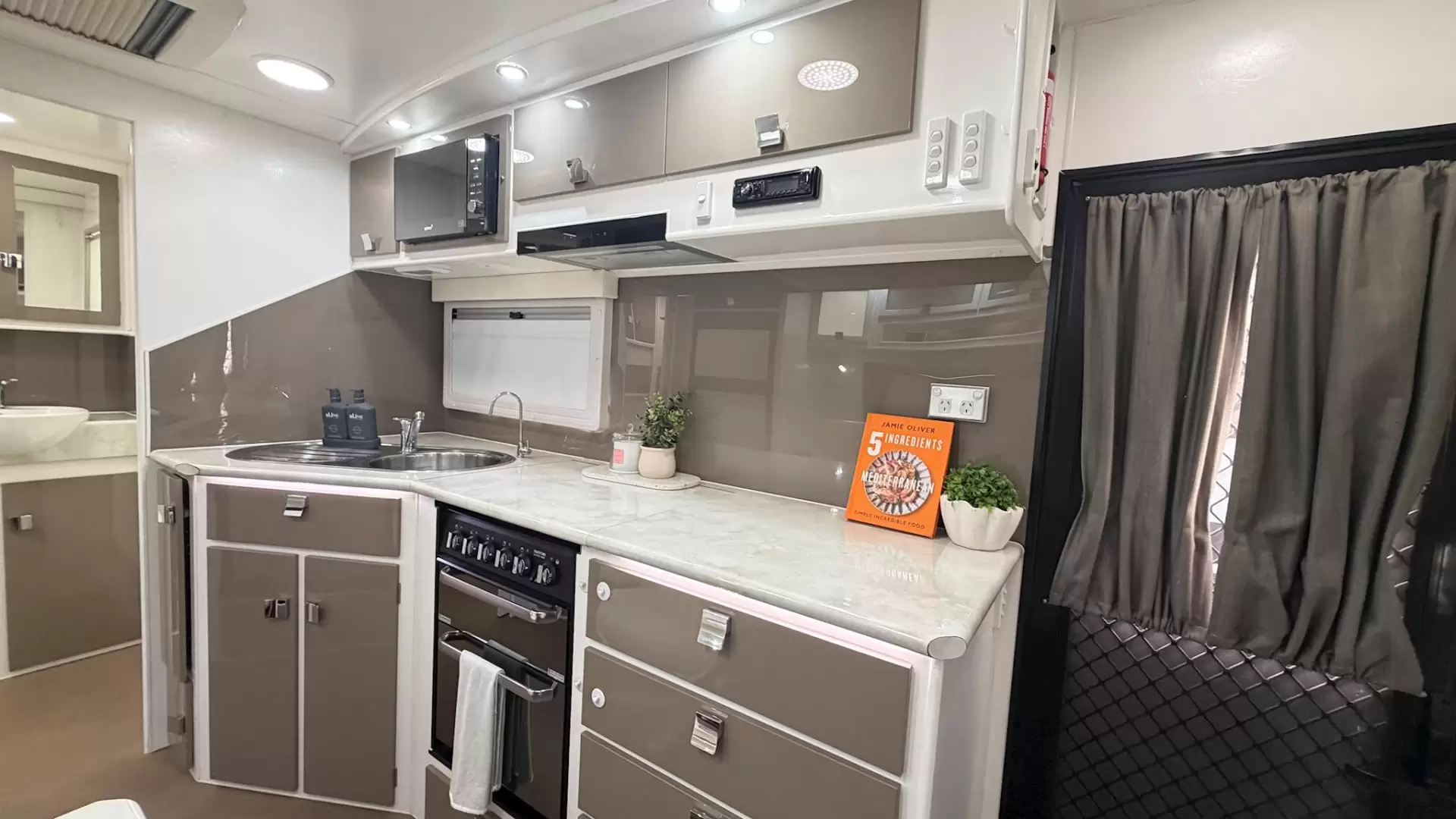 USED 2015 PARAMOUNT VOGUE