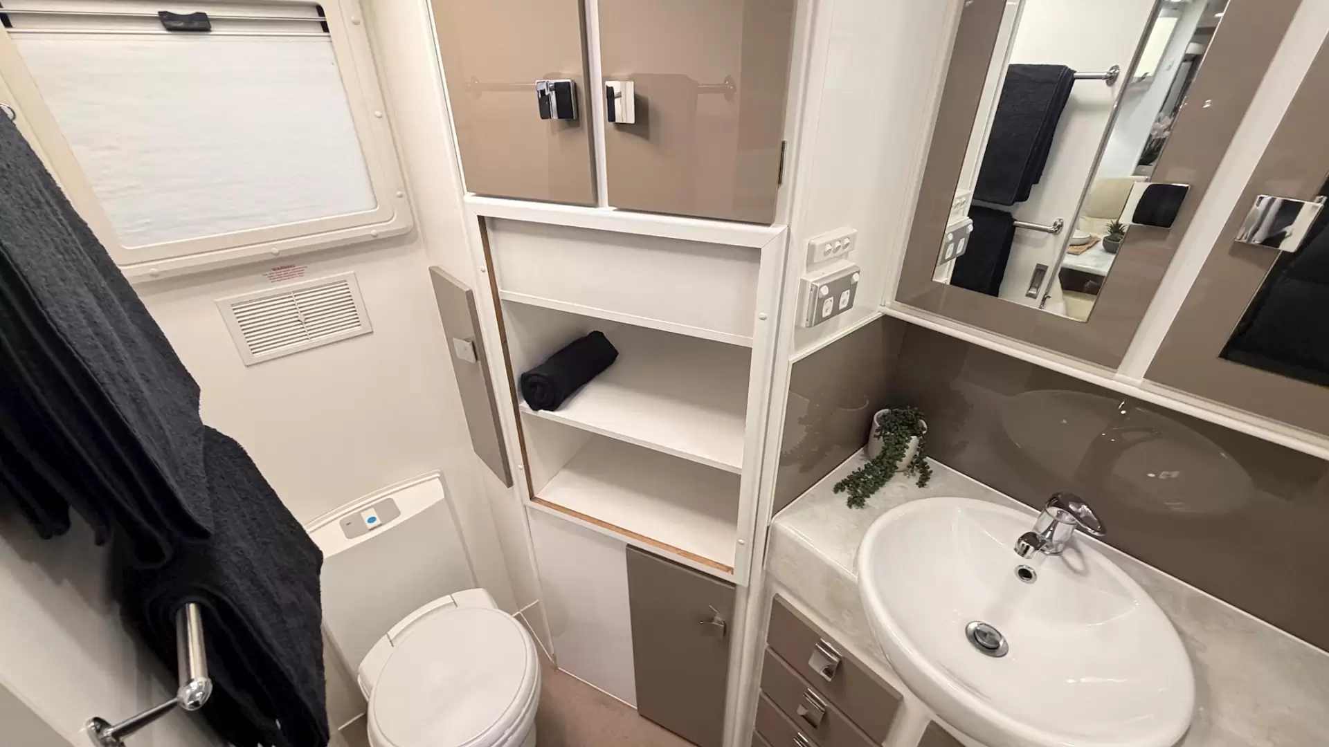 USED 2015 PARAMOUNT VOGUE