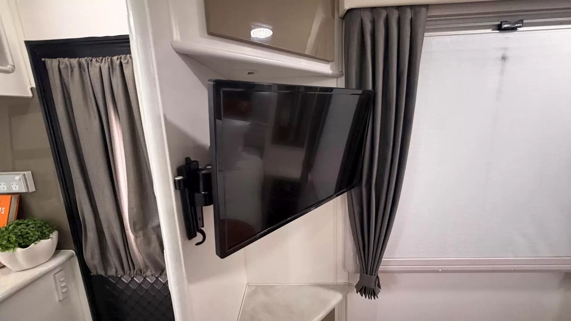 USED 2015 PARAMOUNT VOGUE