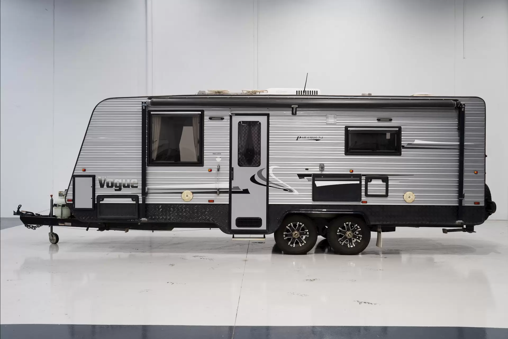 USED 2015 PARAMOUNT VOGUE