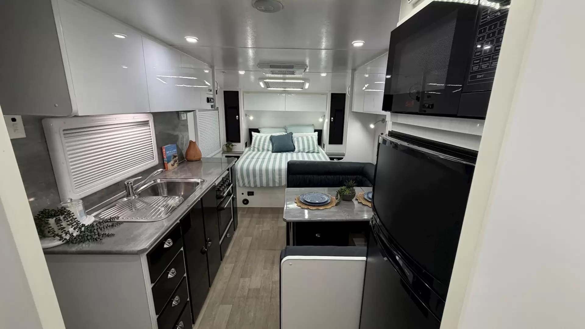 USED 2022 VILLA CARAVANS ESCAPE SE