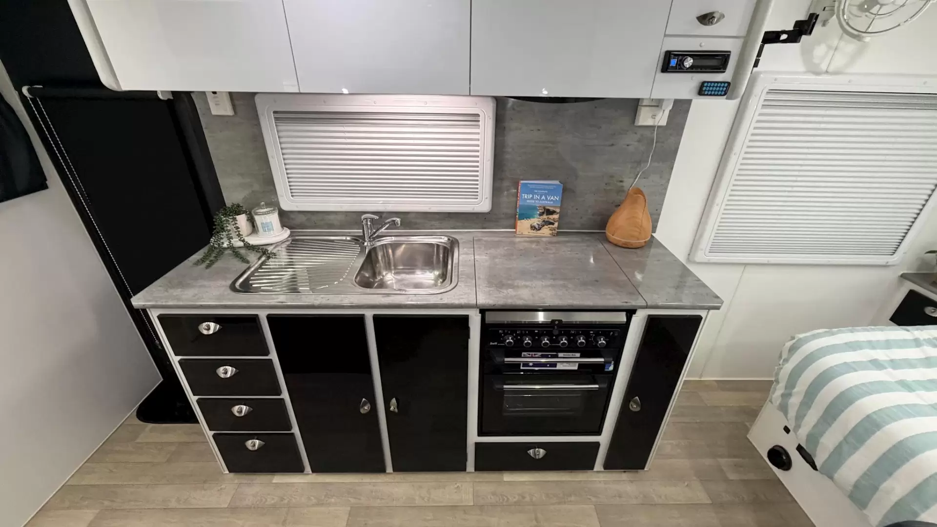 USED 2022 VILLA CARAVANS ESCAPE SE