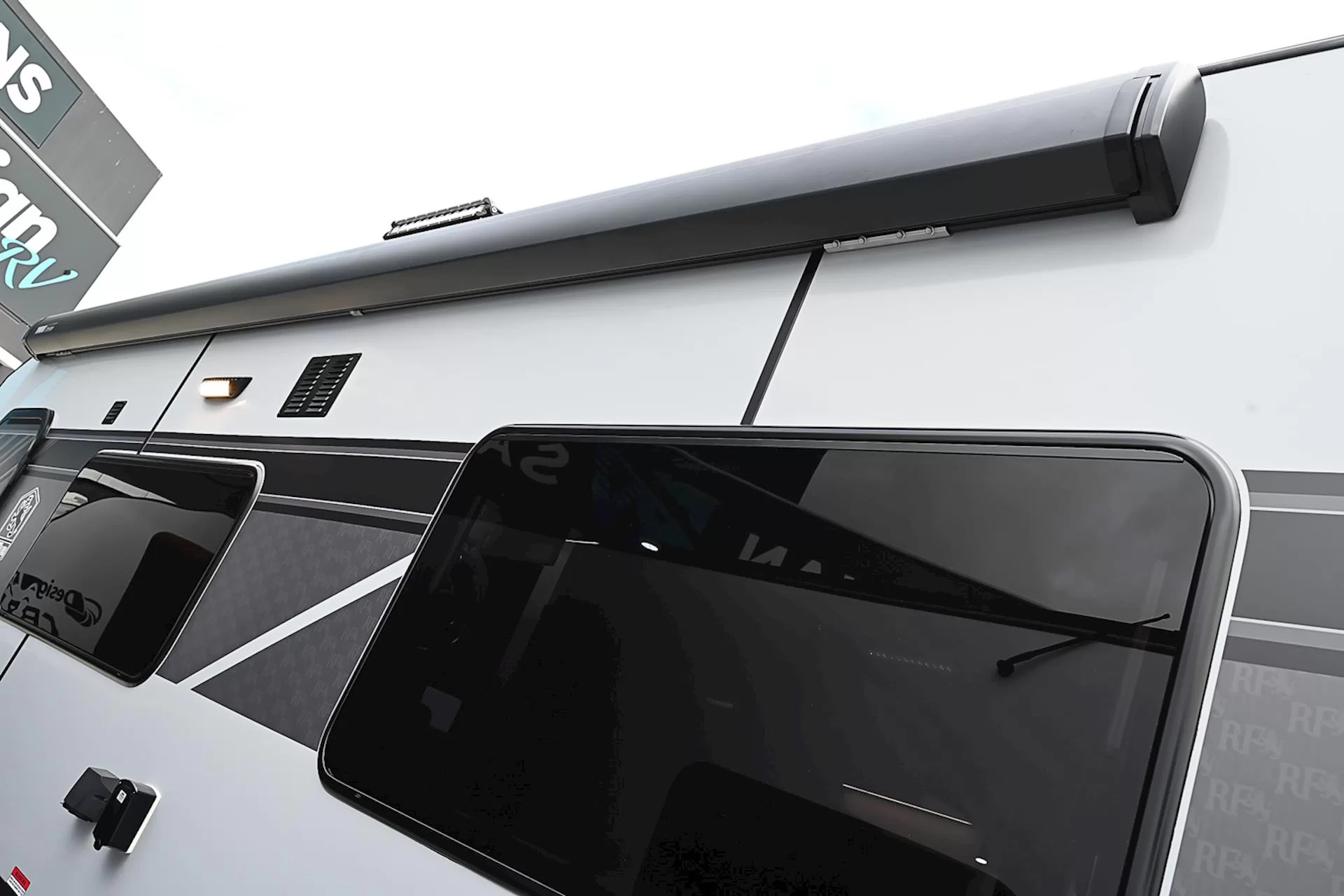 NEW 2025 ROYAL FLAIR RAZOR XT 16'6-2 caravan