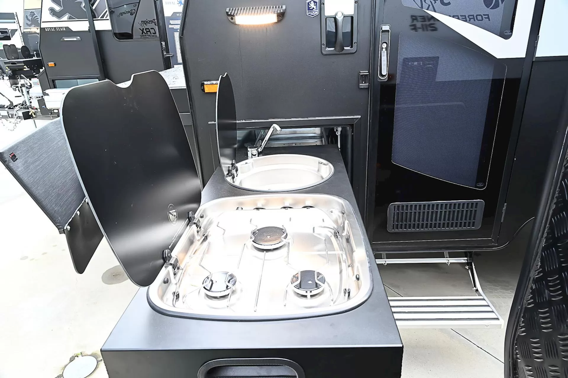 NEW 2025 ROYAL FLAIR RAZOR XT 16'6-2 caravan