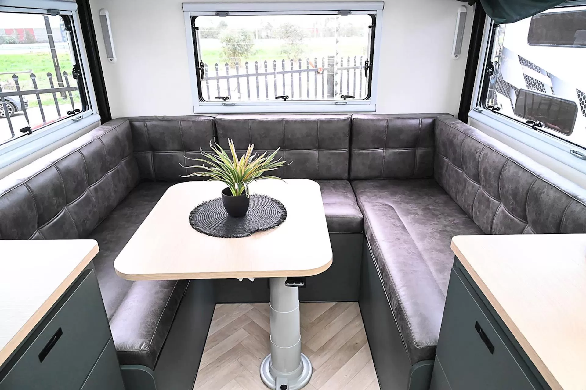 NEW 2025 ROYAL FLAIR RAZOR XT 16'6-2 caravan