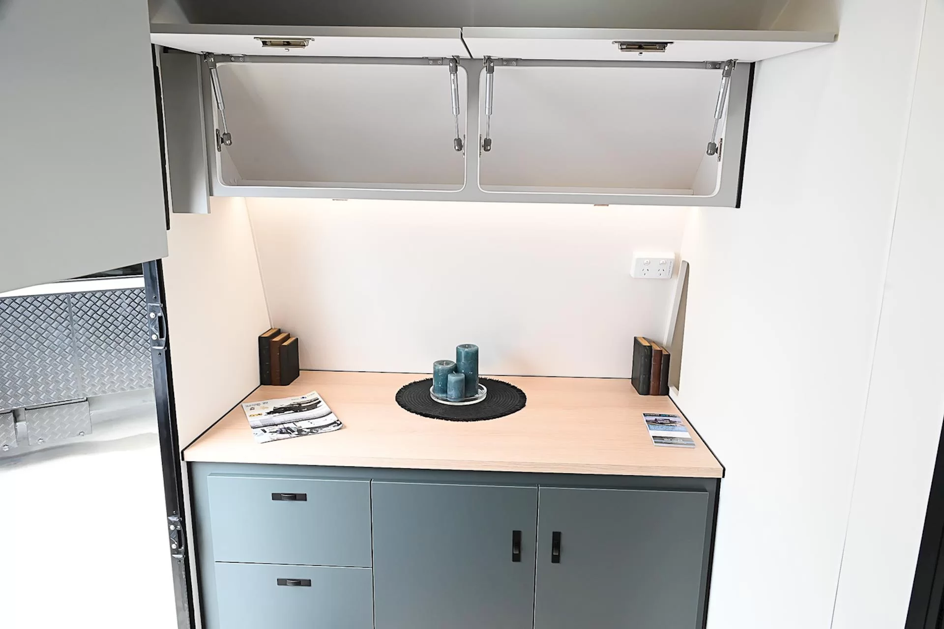 NEW 2025 ROYAL FLAIR RAZOR XT 16'6-2 caravan