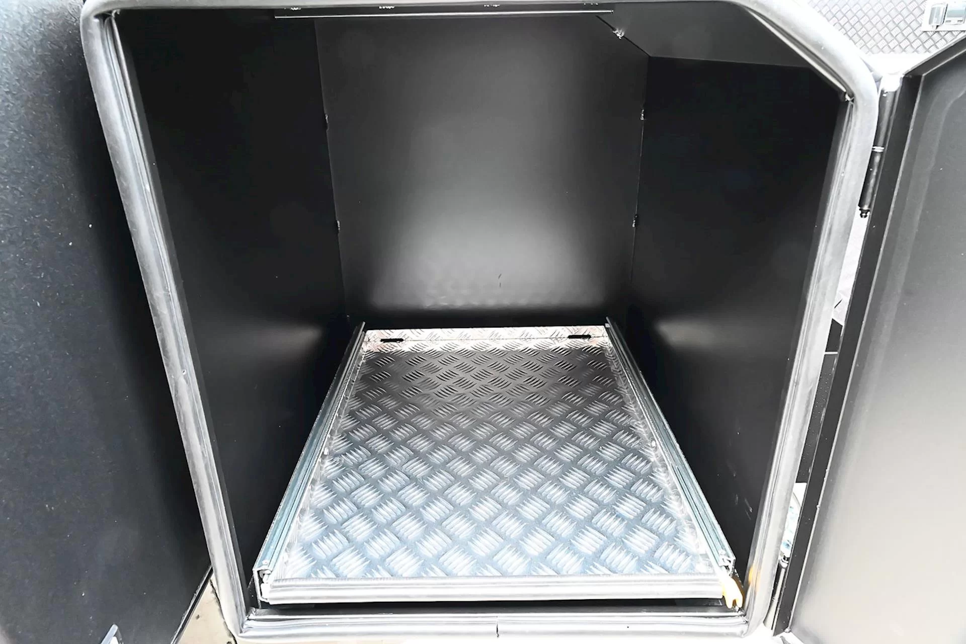 NEW 2025 ROYAL FLAIR RAZOR XT 16'6-2 caravan