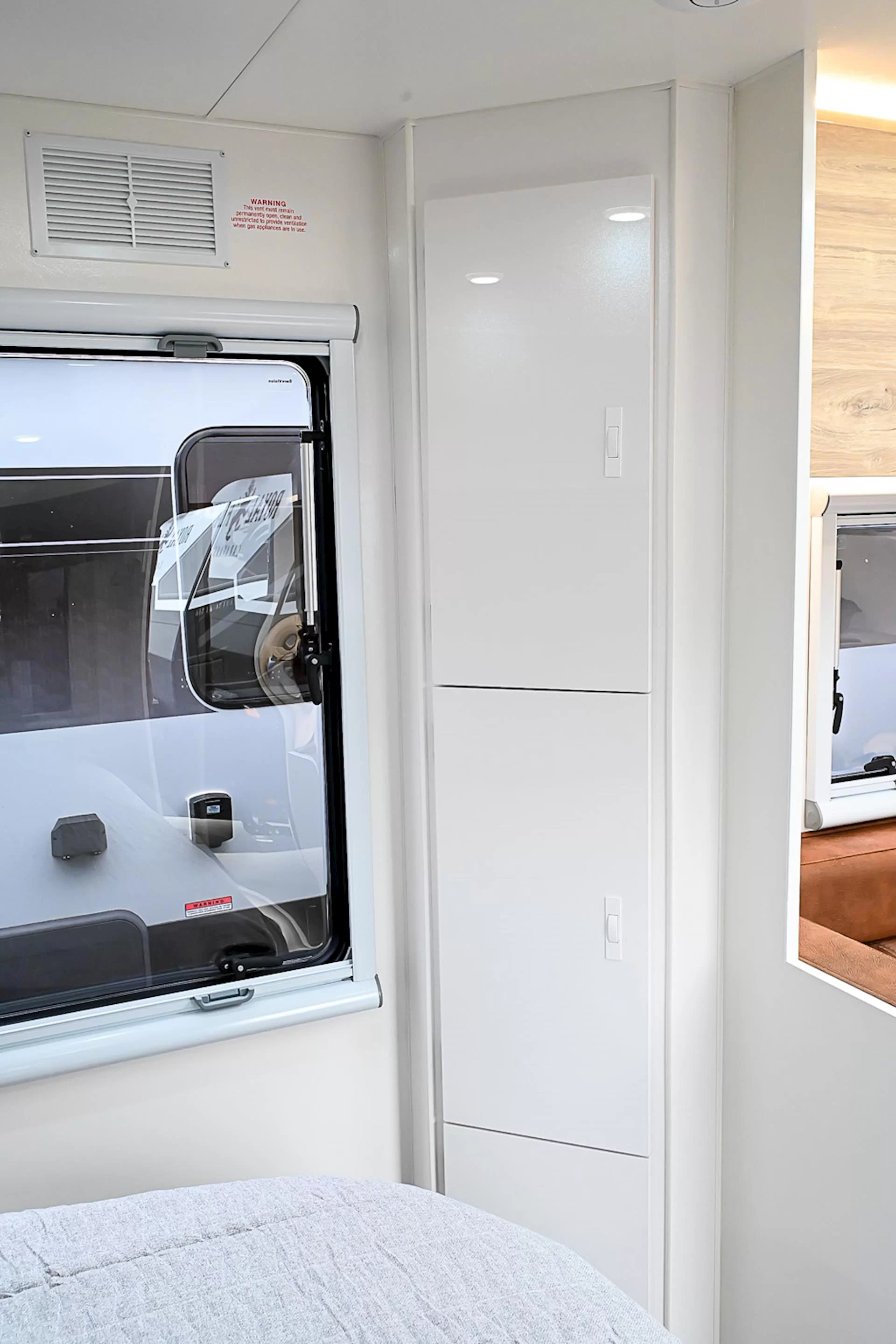 NEW 2025 ROYAL FLAIR Designer Series 21'-3 caravan