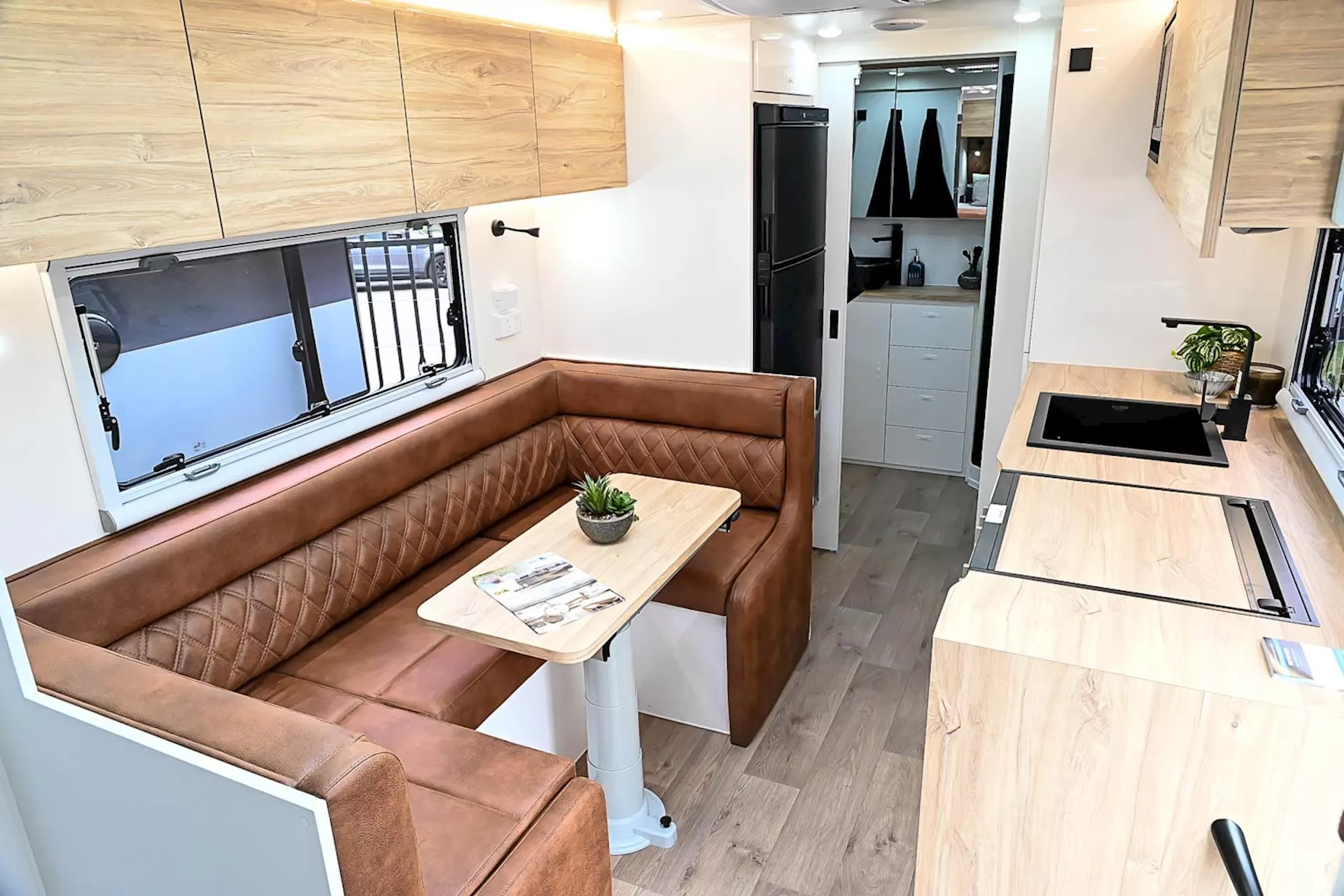 NEW 2025 ROYAL FLAIR Designer Series 21'-3 caravan