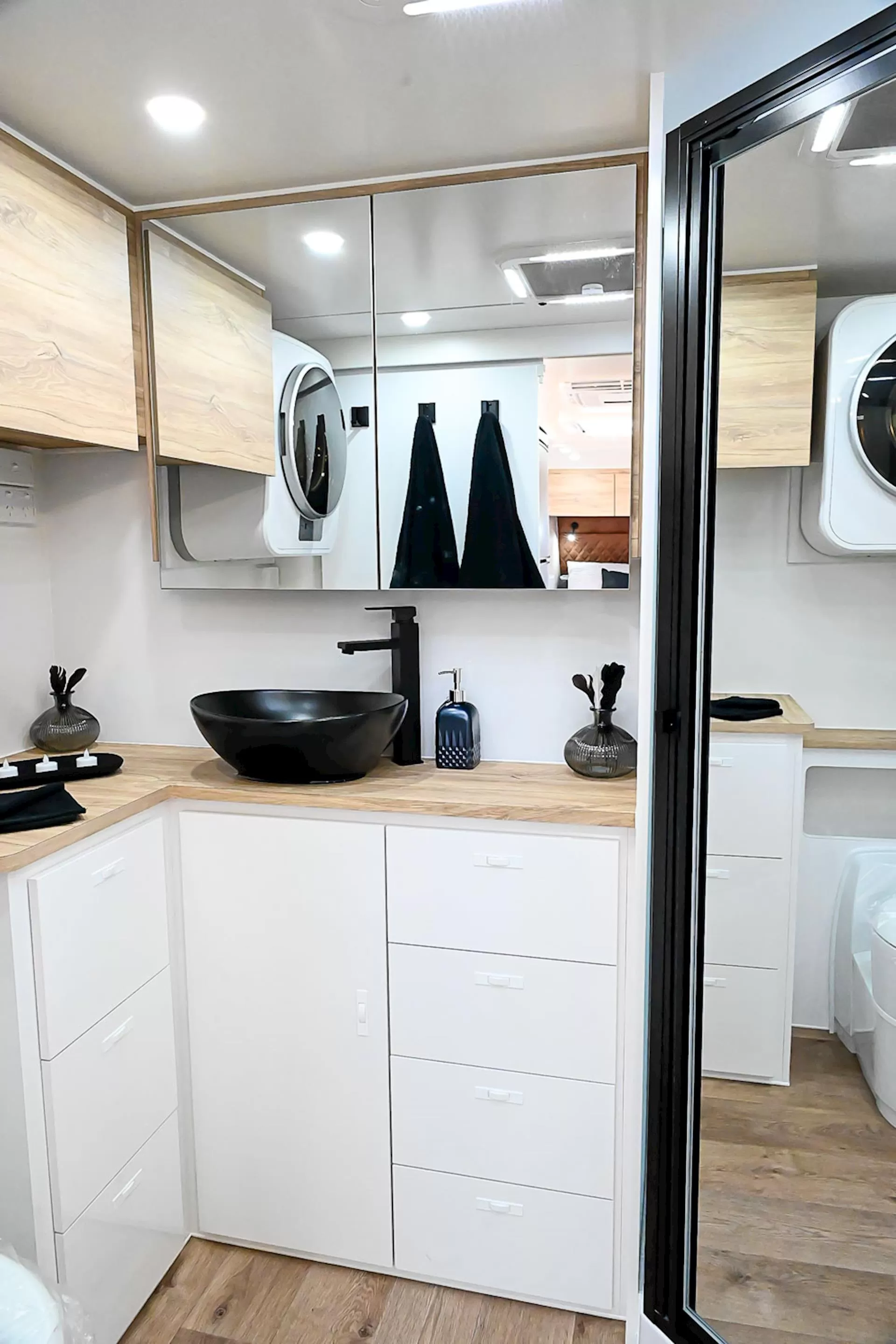 NEW 2025 ROYAL FLAIR Designer Series 21'-3 caravan