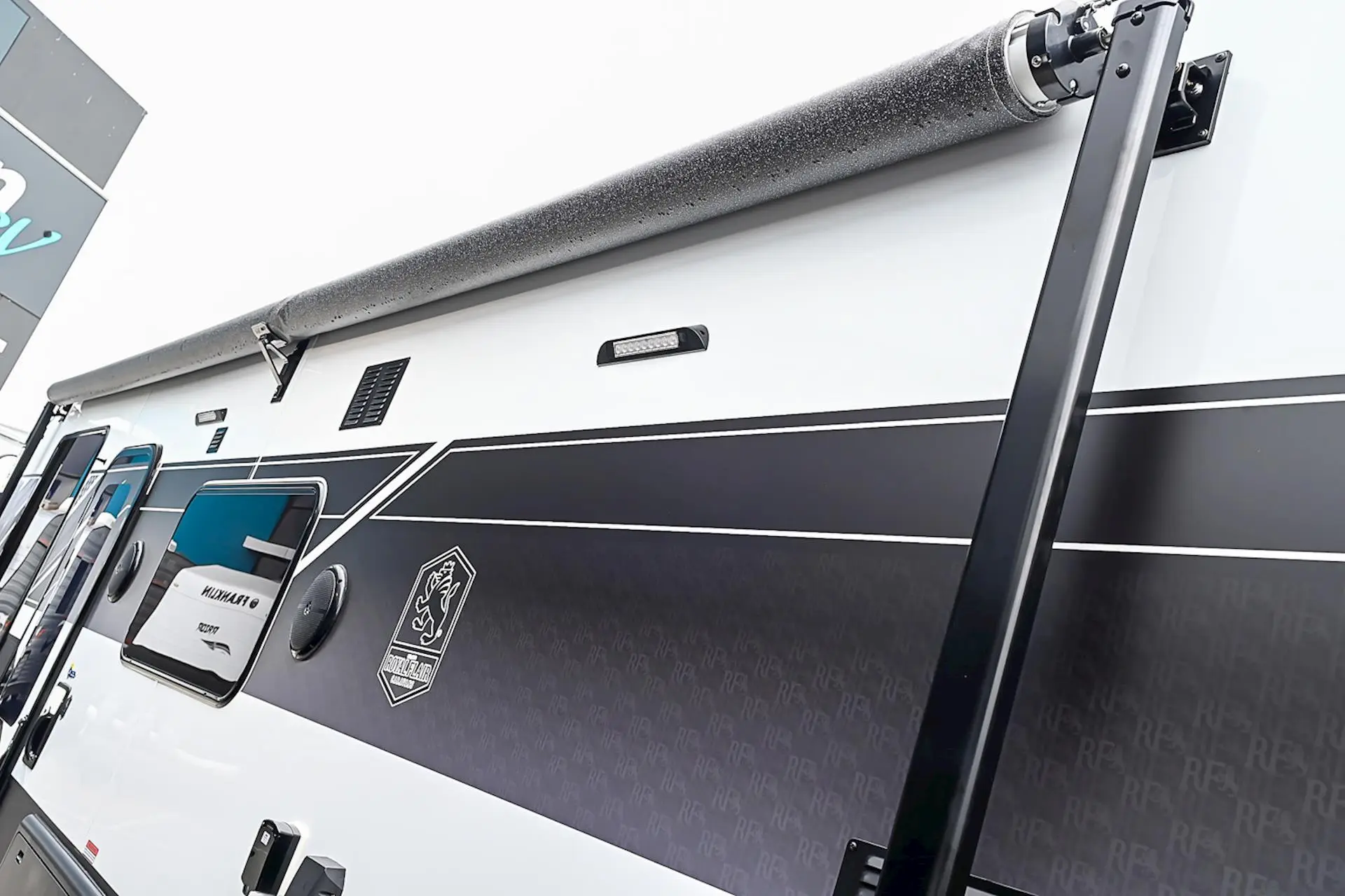 NEW 2025 ROYAL FLAIR Designer Series 21'-3