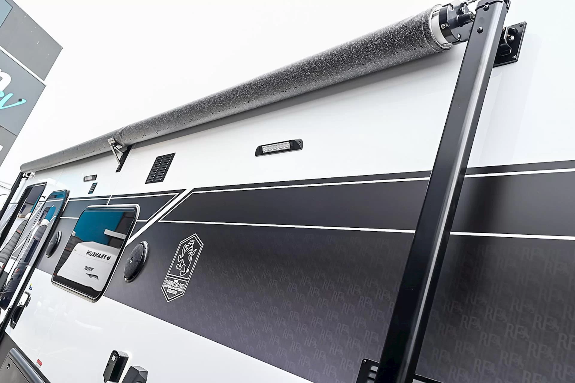 NEW 2025 ROYAL FLAIR Designer Series 21'-3 caravan