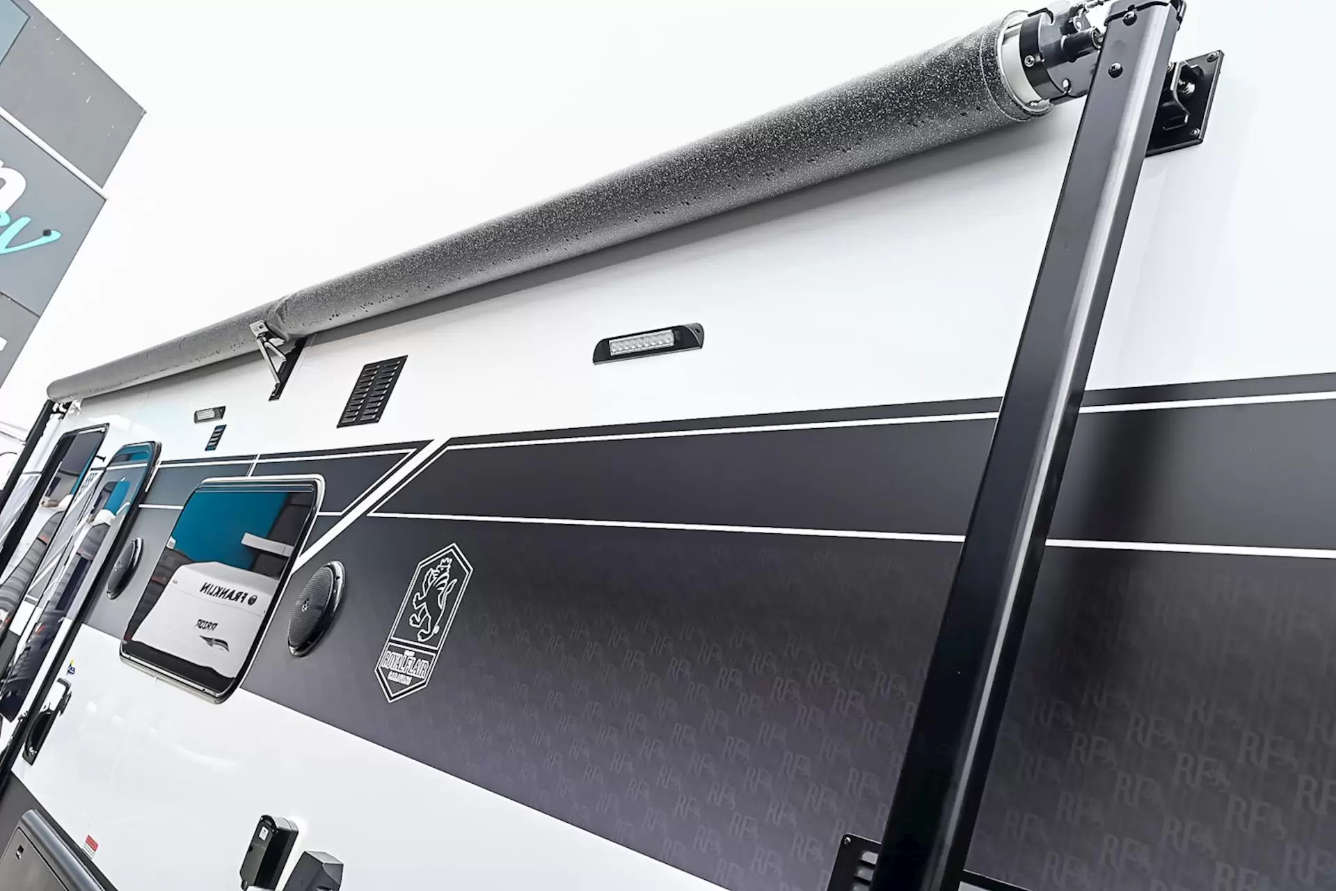 NEW 2025 ROYAL FLAIR Designer Series 21'-3