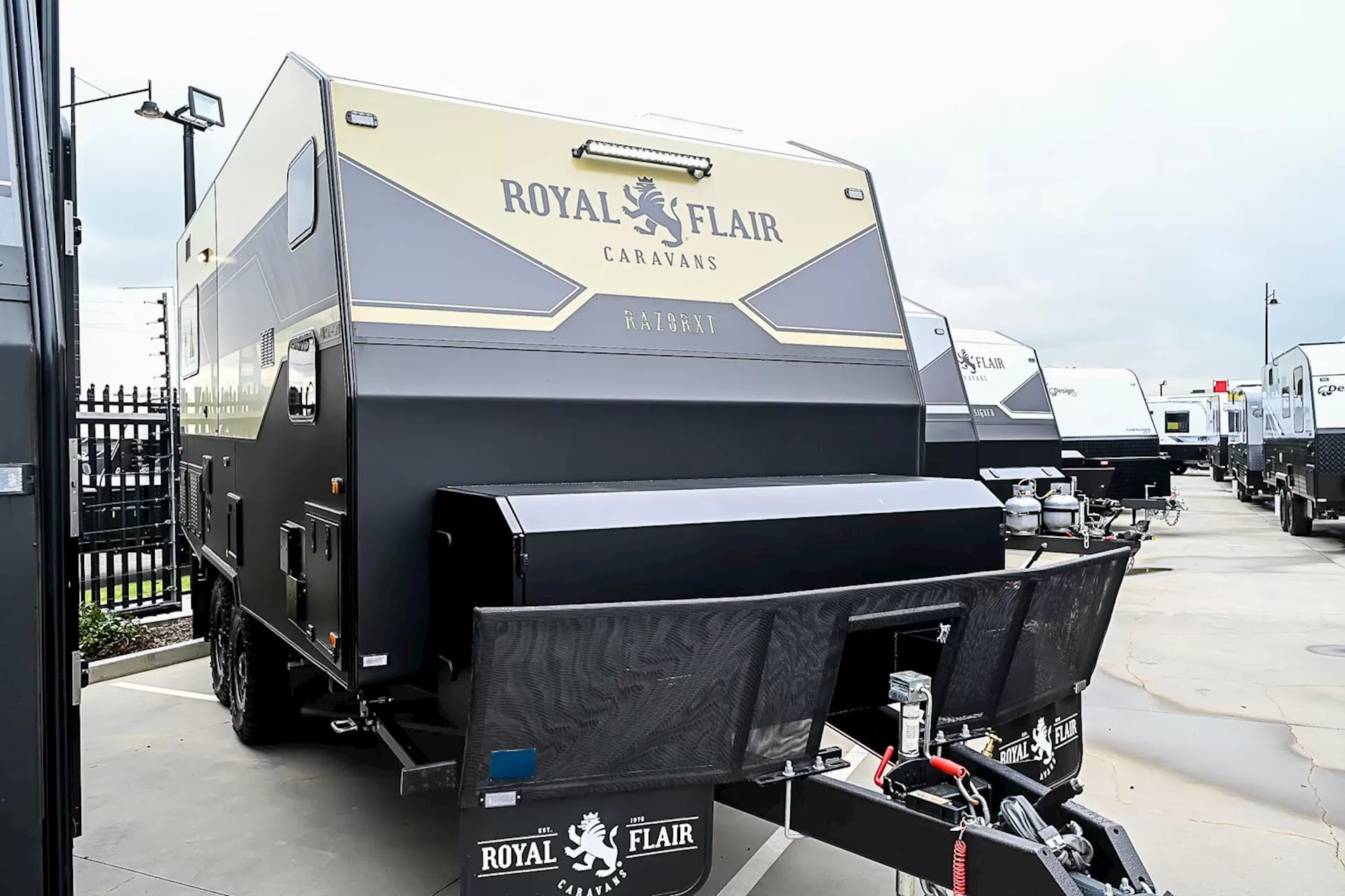 NEW 2025 ROYAL FLAIR Razor XT 17'6-1 caravan