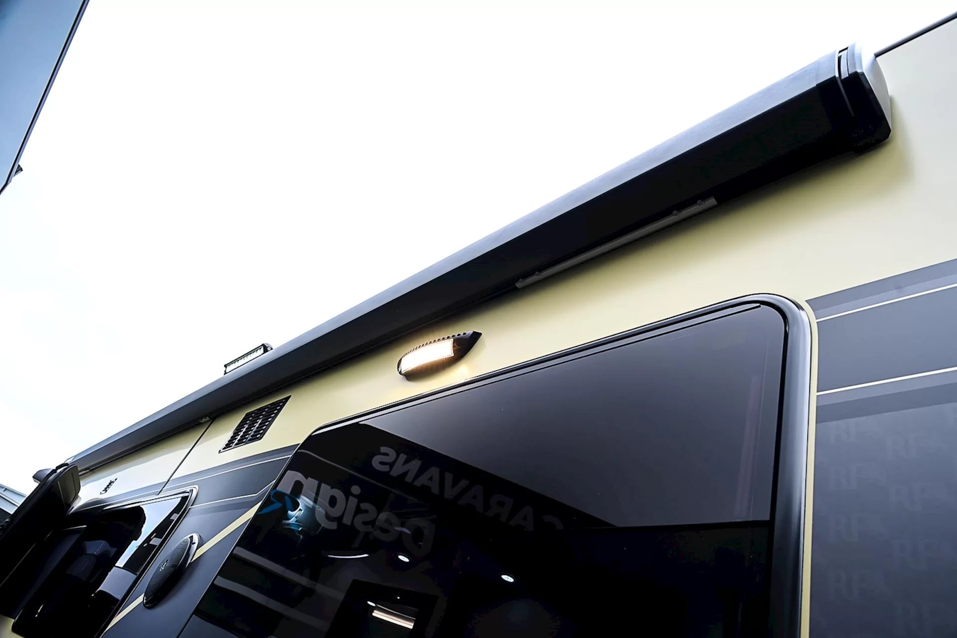 NEW 2025 ROYAL FLAIR Razor XT 17'6-1 caravan