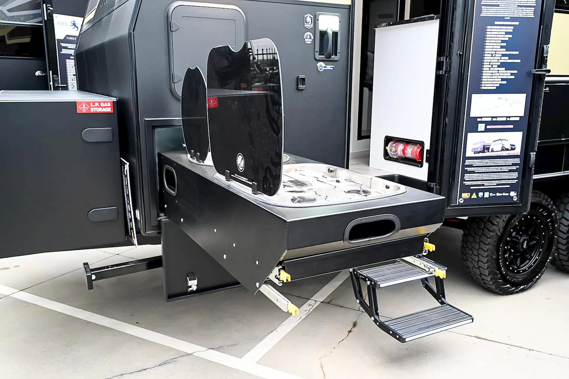 NEW 2025 ROYAL FLAIR Razor XT 17'6-1 caravan