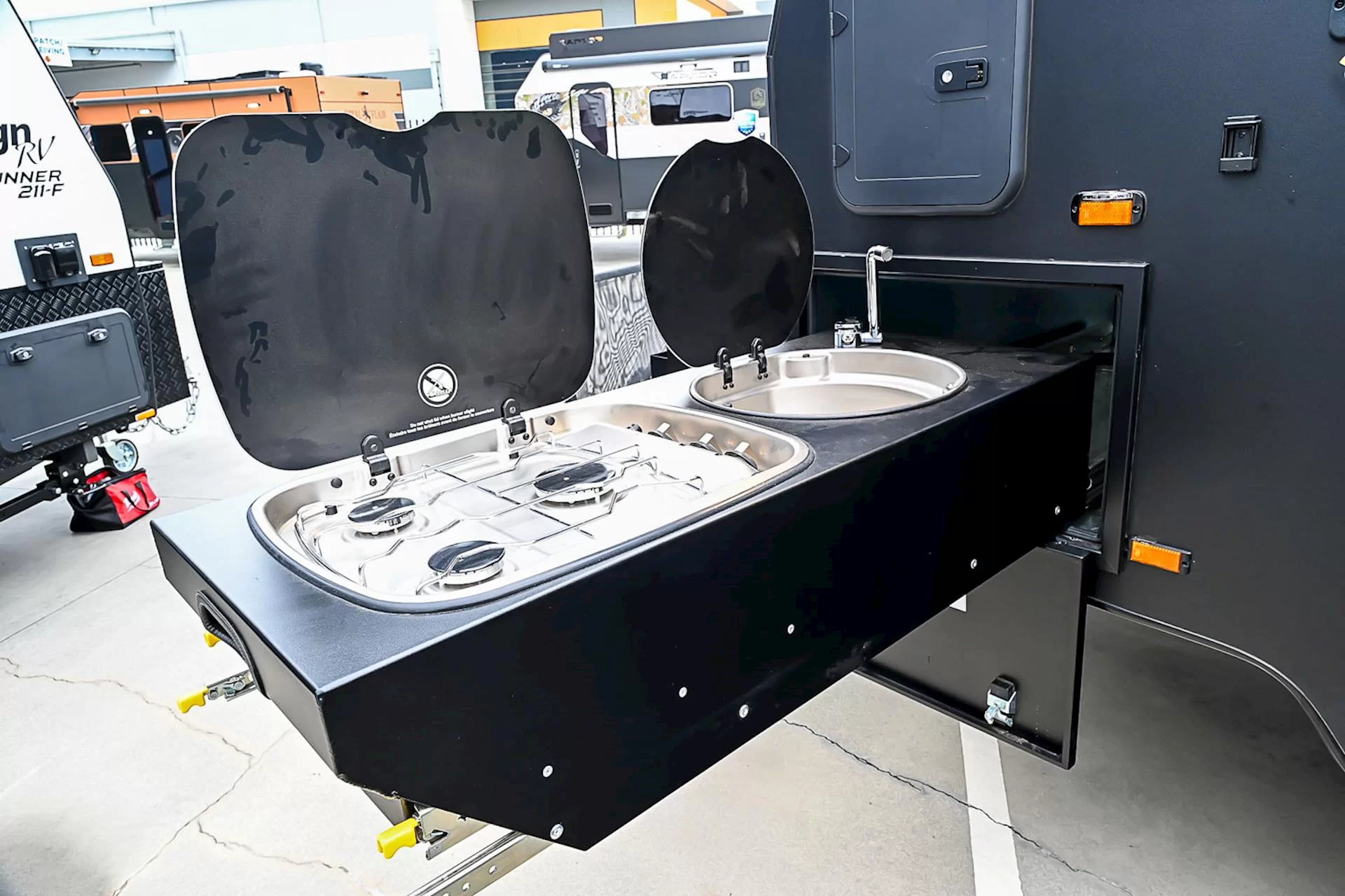 NEW 2025 ROYAL FLAIR Razor XT 17'6-1 caravan