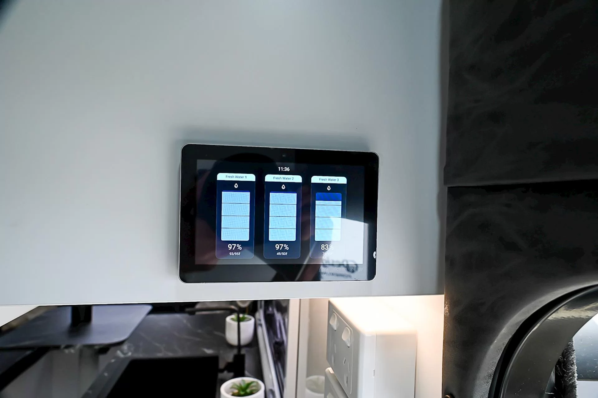 NEW 2025 ROYAL FLAIR Razor XT 17'6-1 caravan