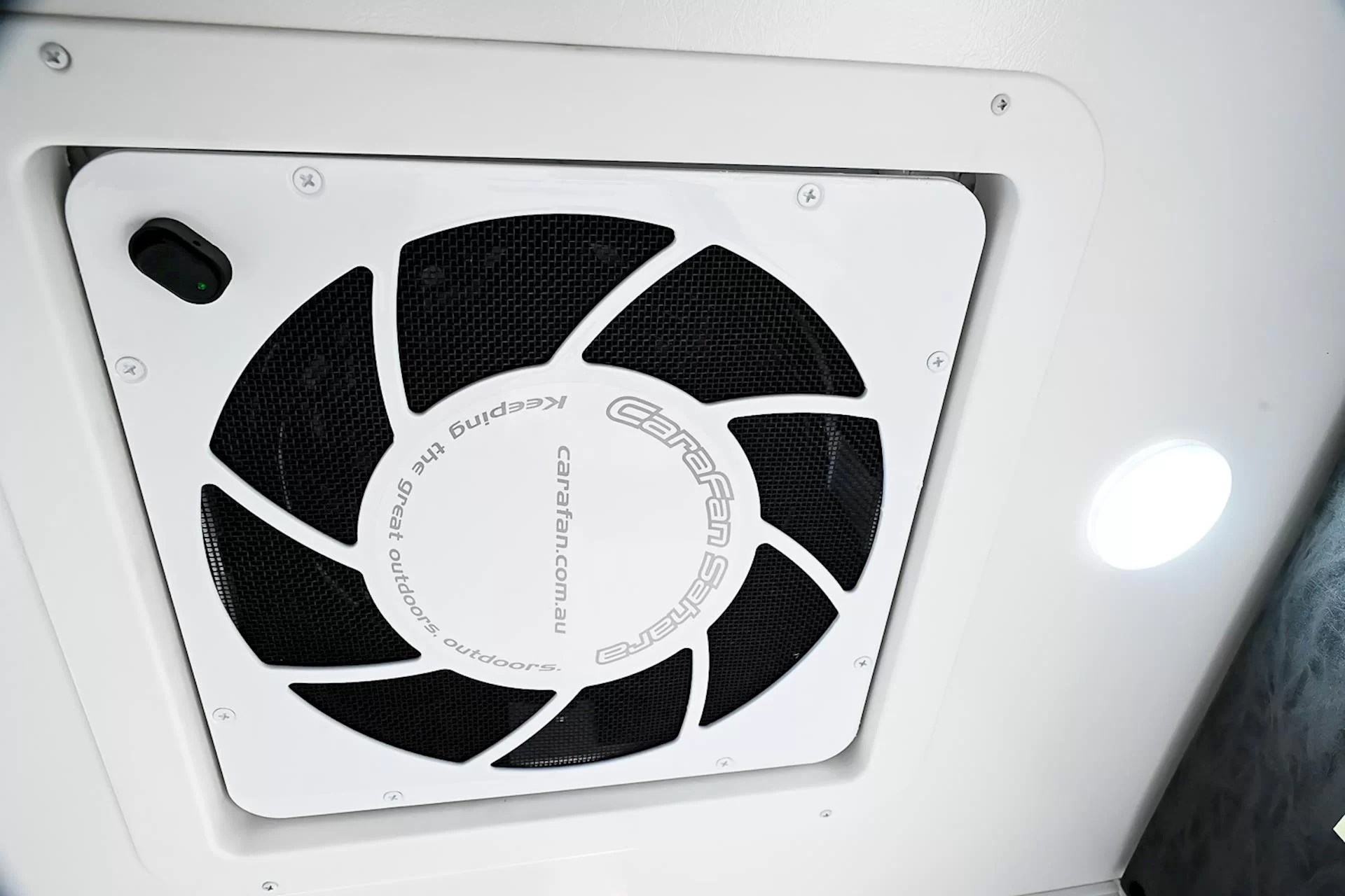 NEW 2025 ROYAL FLAIR Razor XT 17'6-1 caravan