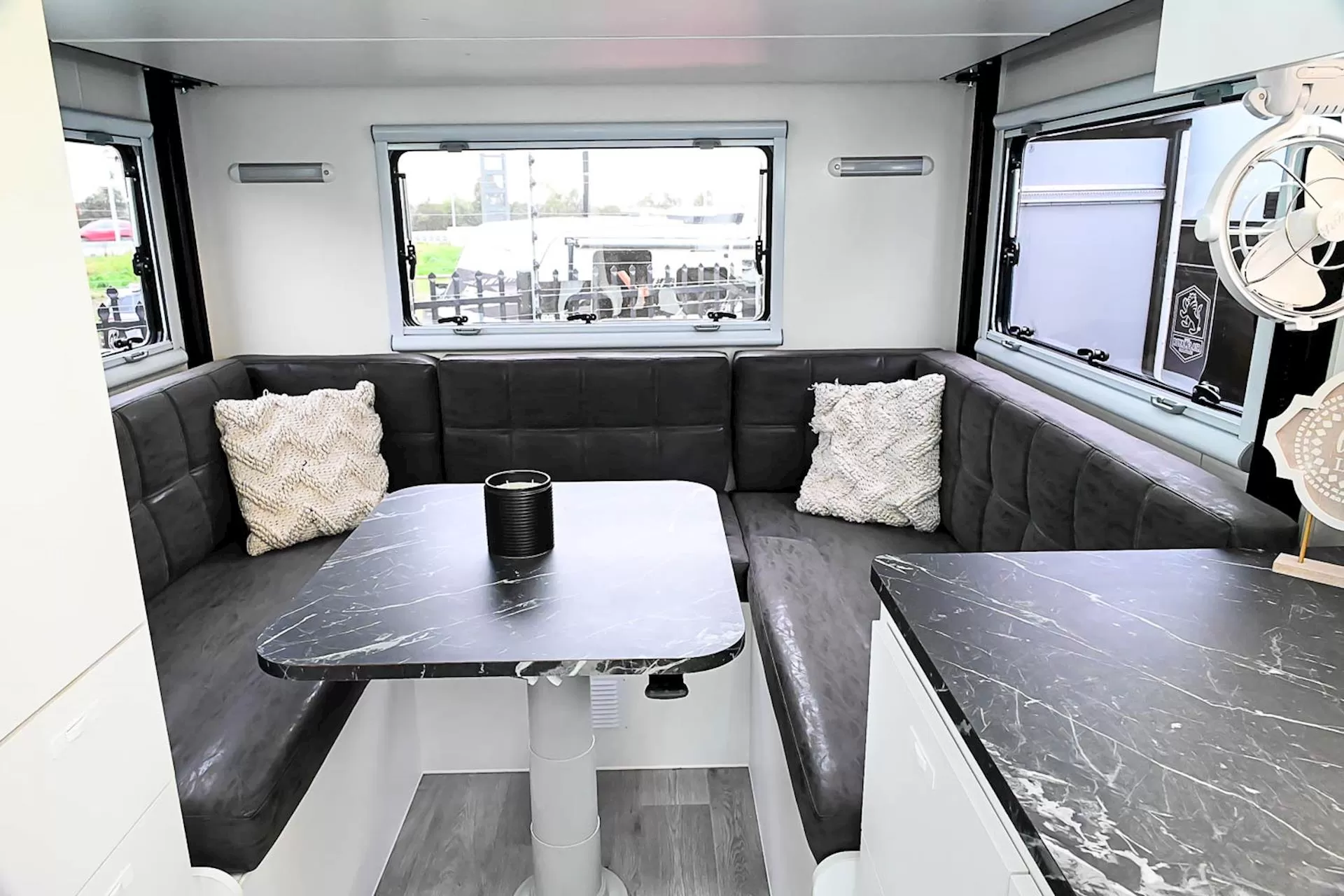 NEW 2025 ROYAL FLAIR Razor XT 17'6-1 caravan