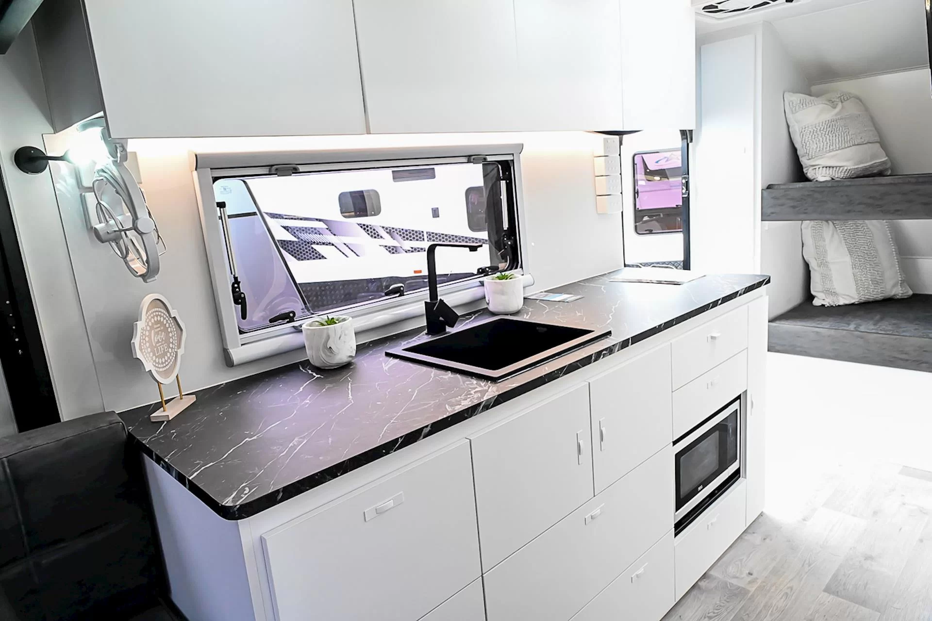 NEW 2025 ROYAL FLAIR Razor XT 17'6-1 caravan